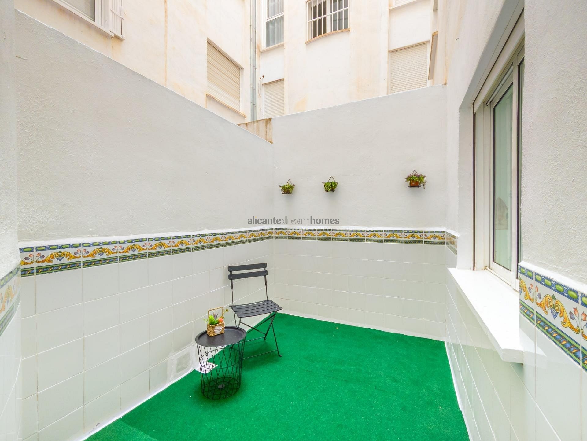 Resale - 3 Bedroom 2 Bathroom Apartment in Torrevieja -  - Alicante