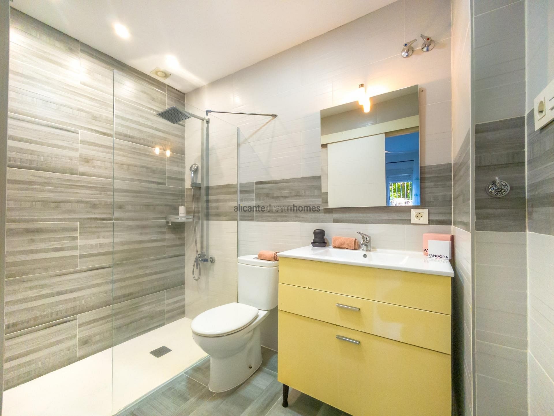 Resale - 3 Bedroom 2 Bathroom Apartment in Torrevieja -  - Alicante