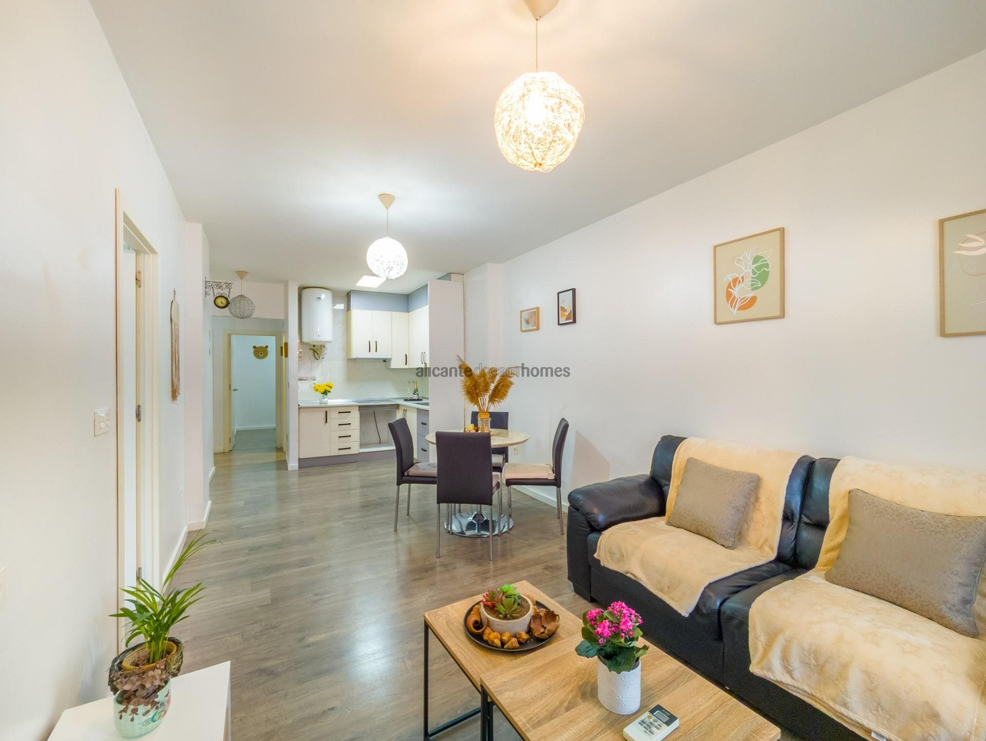 Resale - 3 Bedroom 2 Bathroom Apartment in Torrevieja -  - Alicante