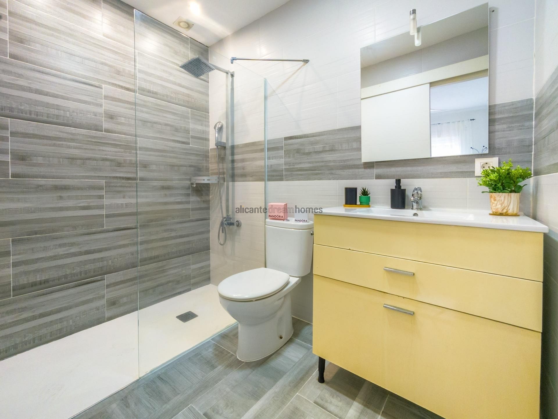 Resale - 3 Bedroom 2 Bathroom Apartment in Torrevieja -  - Alicante