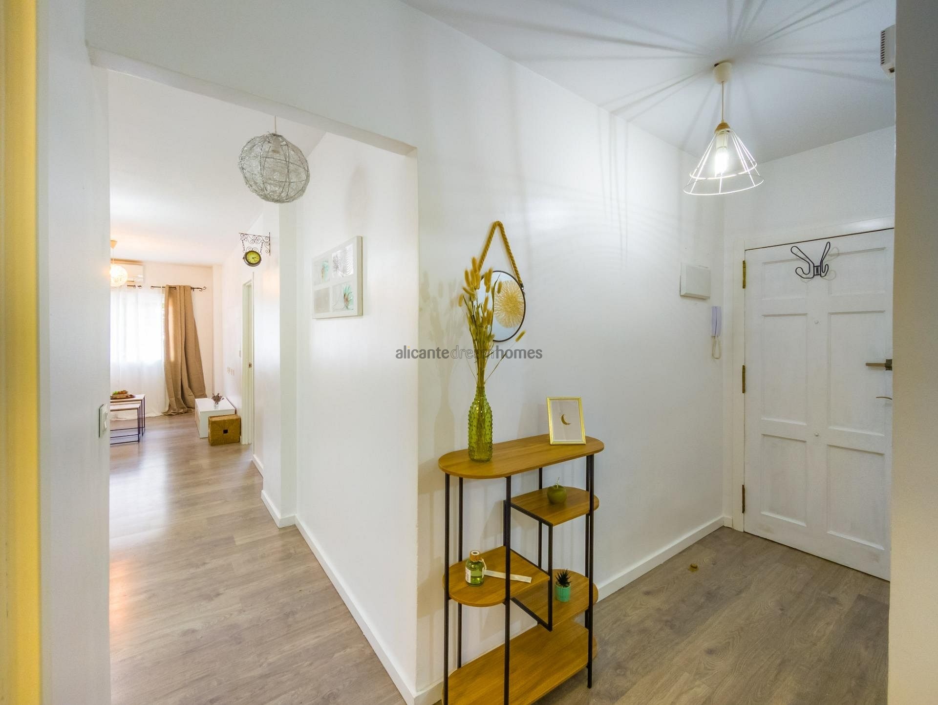 Resale - 3 Bedroom 2 Bathroom Apartment in Torrevieja -  - Alicante