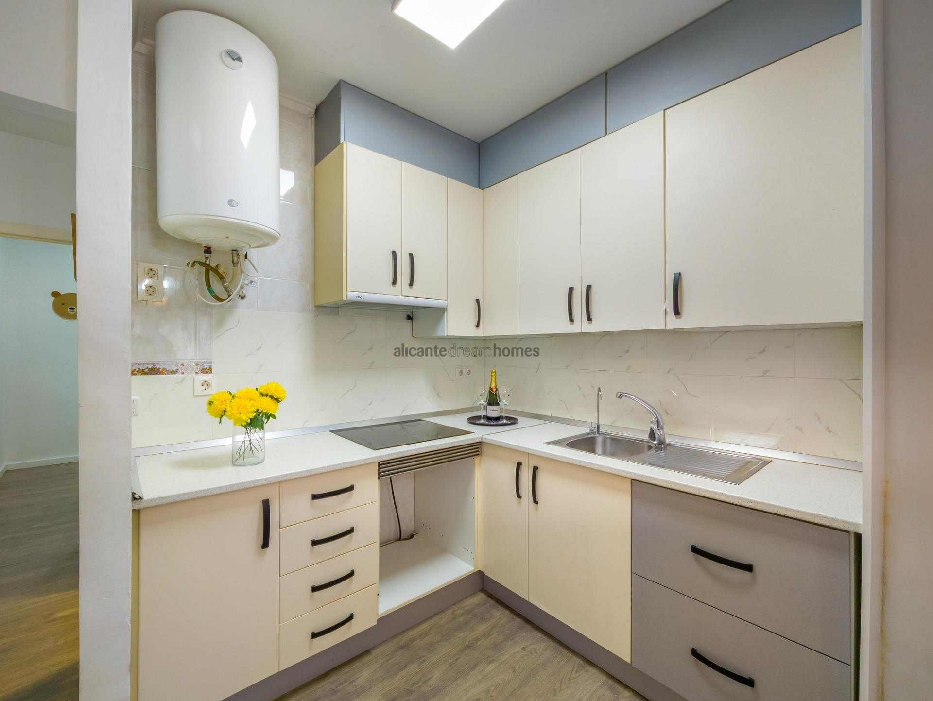 Resale - 3 Bedroom 2 Bathroom Apartment in Torrevieja -  - Alicante