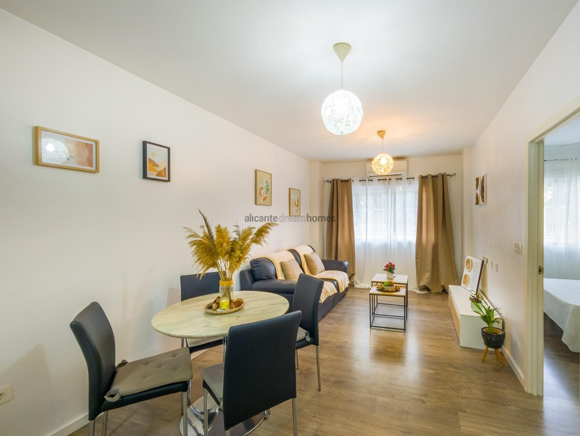 Resale - 3 Bedroom 2 Bathroom Apartment in Torrevieja -  - Alicante