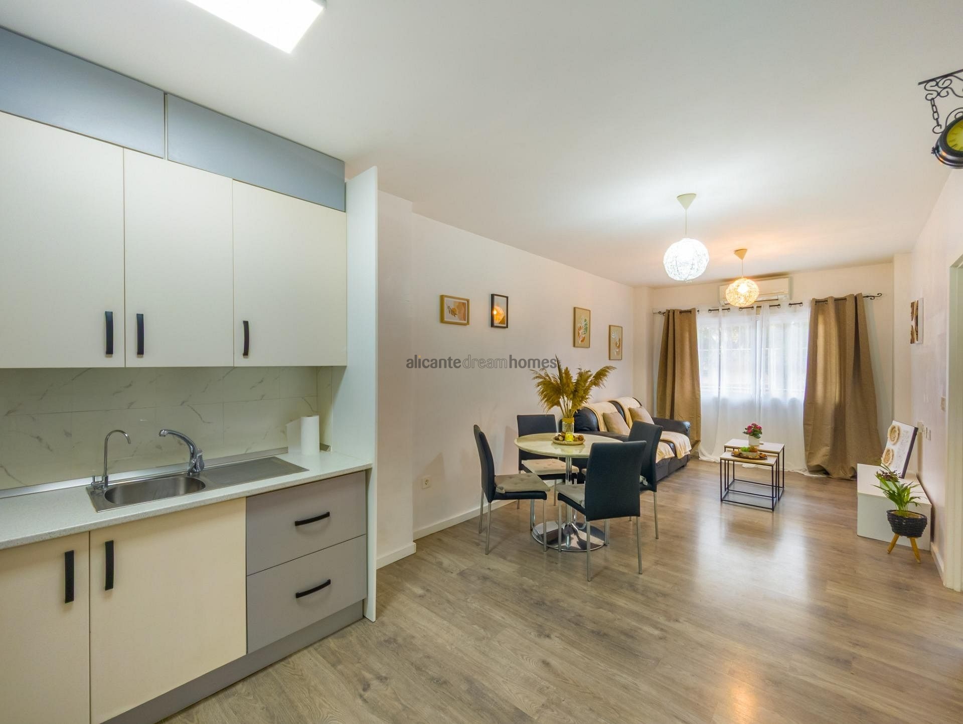 Resale - 3 Bedroom 2 Bathroom Apartment in Torrevieja -  - Alicante