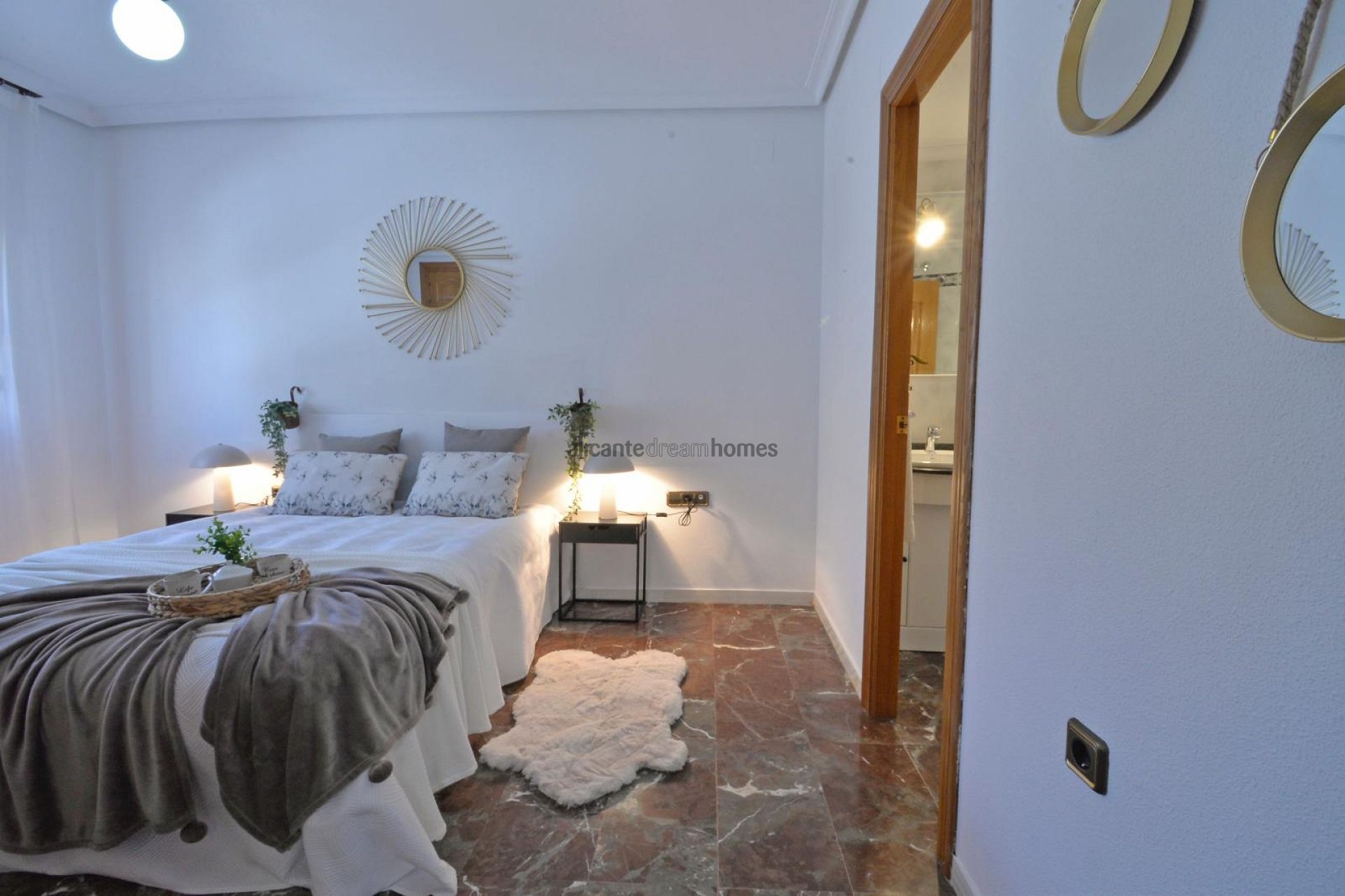 Resale - 4 Bedroom 4 Bathroom Townhouse in Sax -  - Alicante