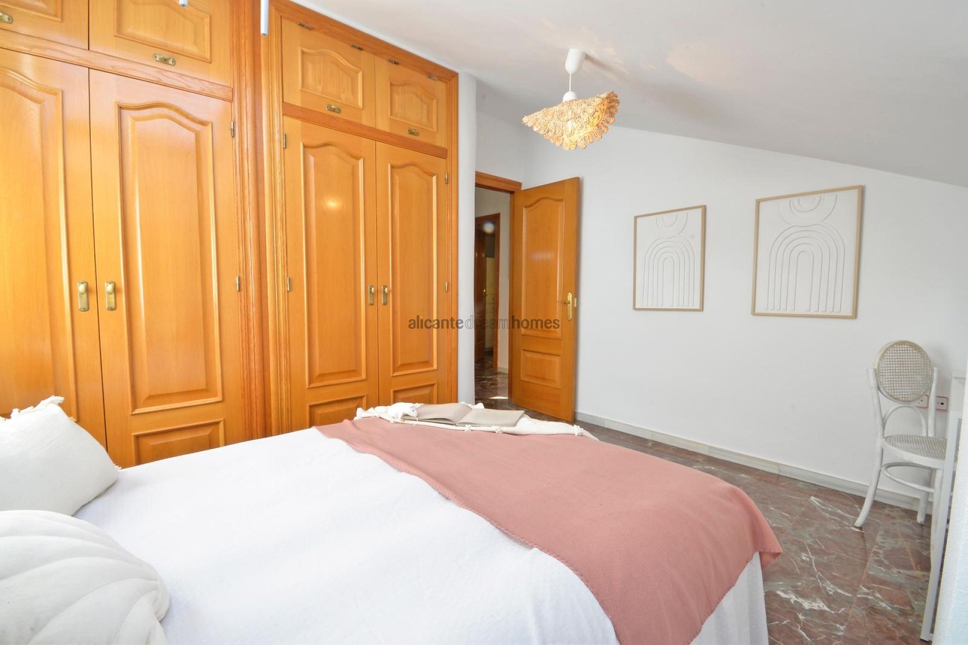 Resale - 4 Bedroom 4 Bathroom Townhouse in Sax -  - Alicante