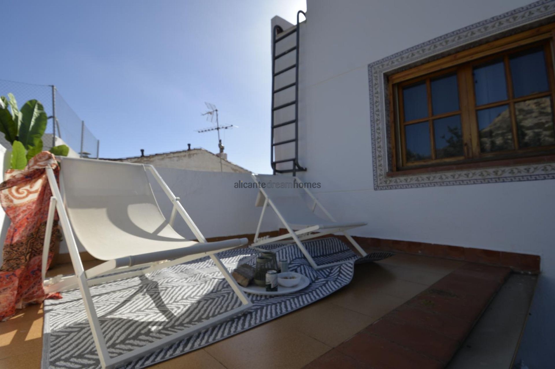 Resale - 4 Bedroom 4 Bathroom Townhouse in Sax -  - Alicante
