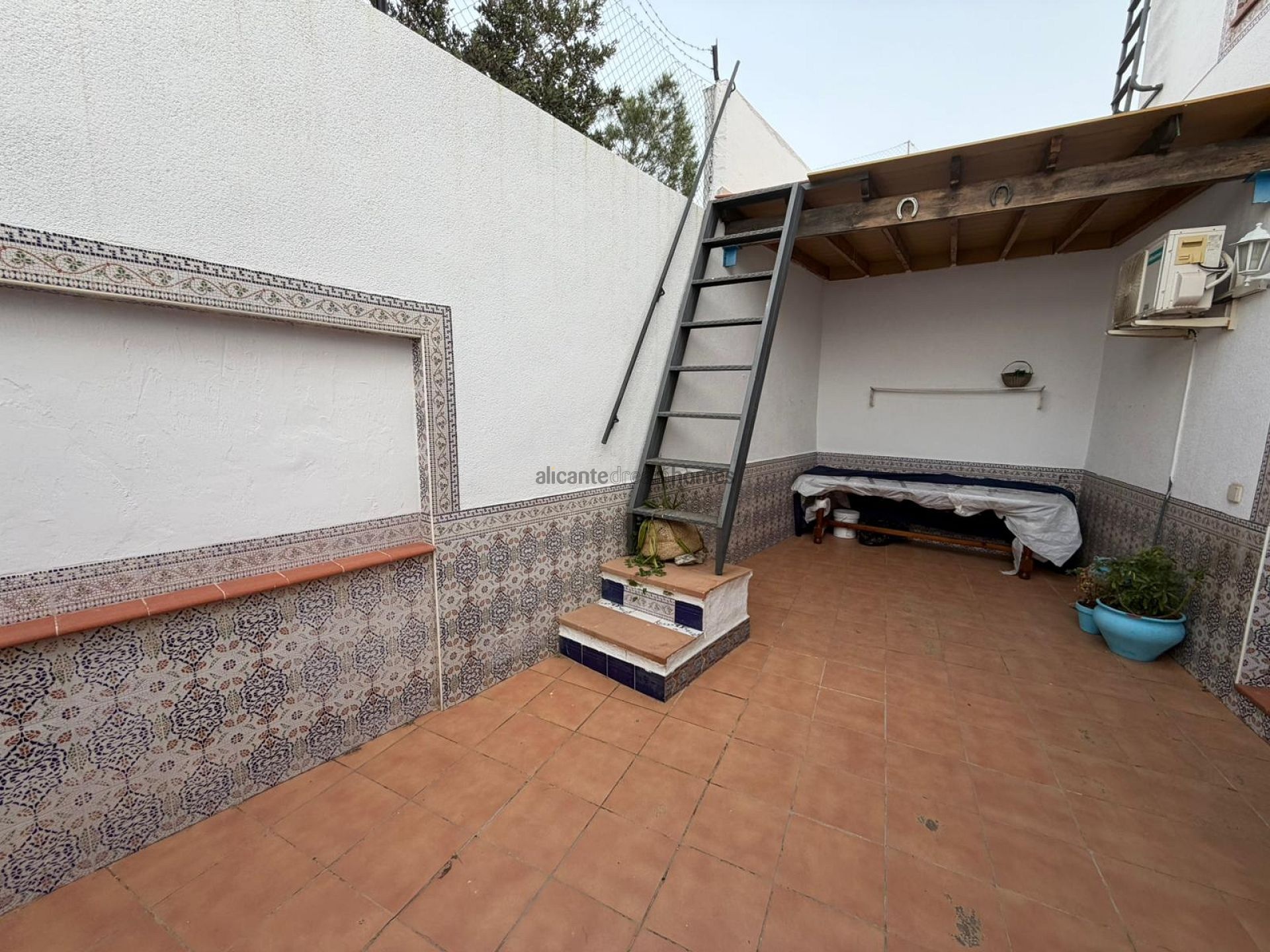 Resale - 4 Bedroom 4 Bathroom Townhouse in Sax -  - Alicante