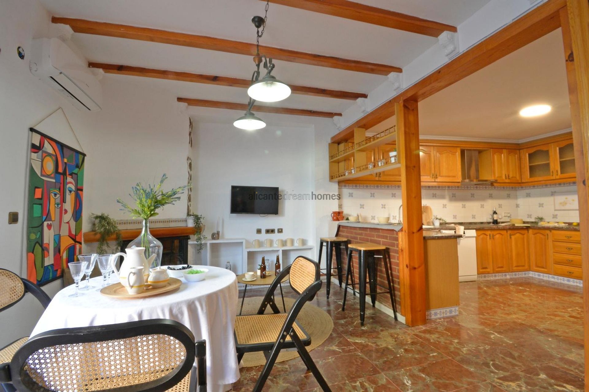 Resale - 4 Bedroom 4 Bathroom Townhouse in Sax -  - Alicante