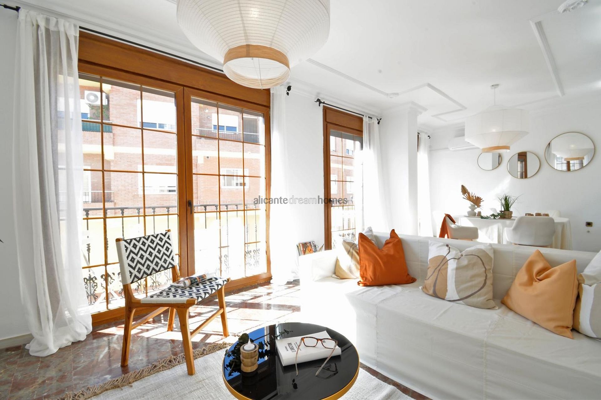 Resale - 4 Bedroom 4 Bathroom Townhouse in Sax -  - Alicante