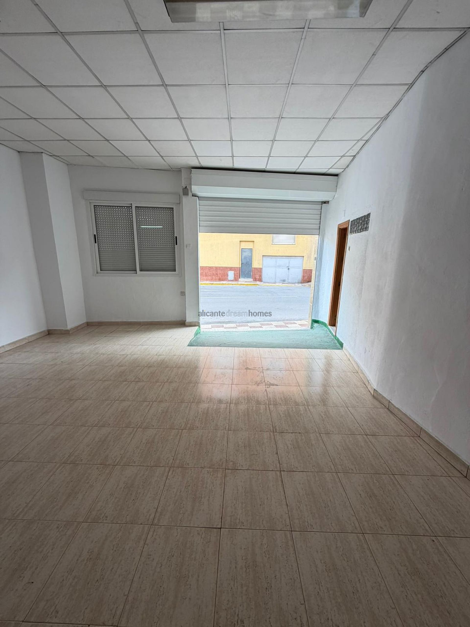 Resale - 4 Bedroom 4 Bathroom Townhouse in Sax -  - Alicante