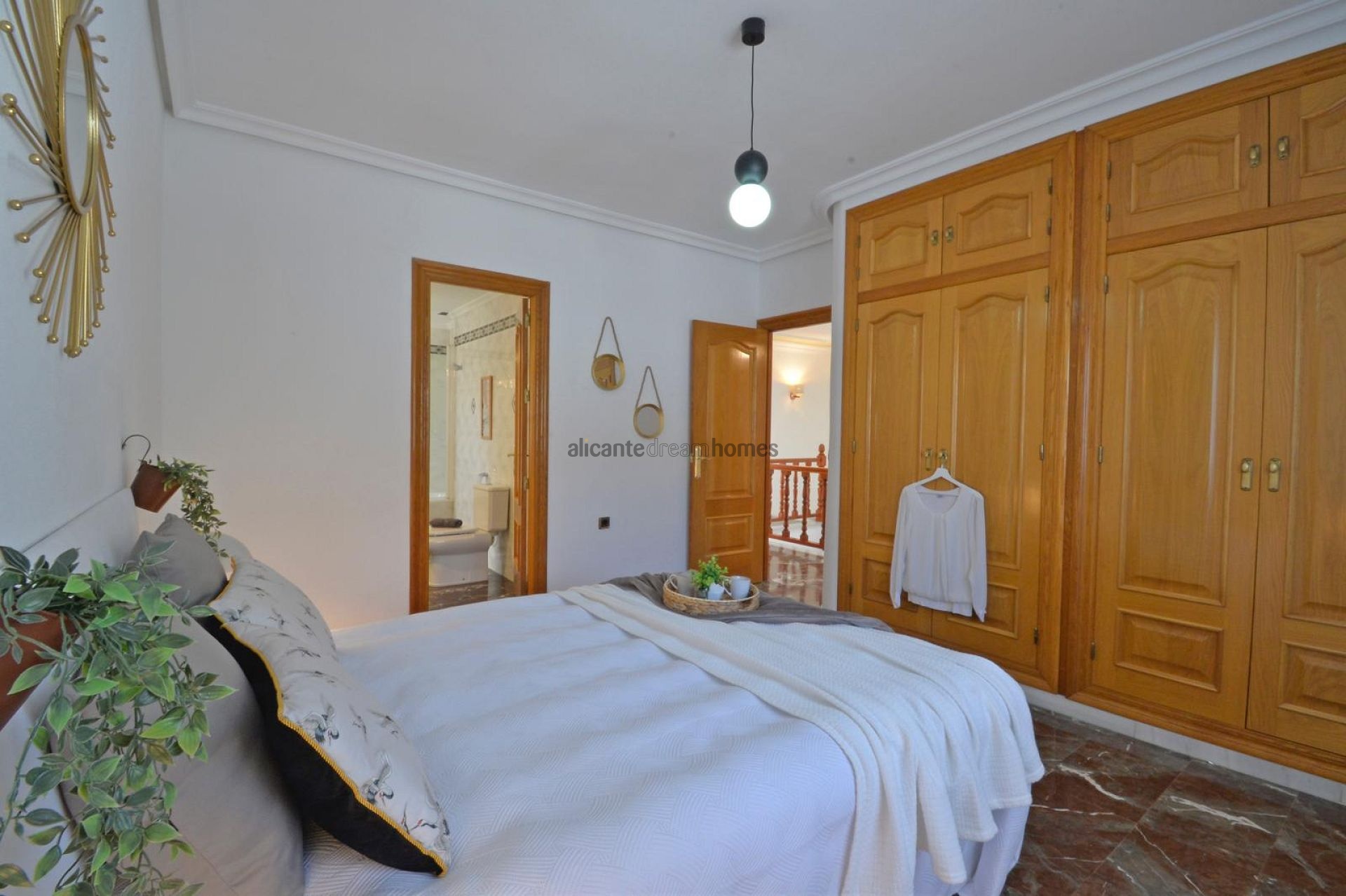 Resale - 4 Bedroom 4 Bathroom Townhouse in Sax -  - Alicante