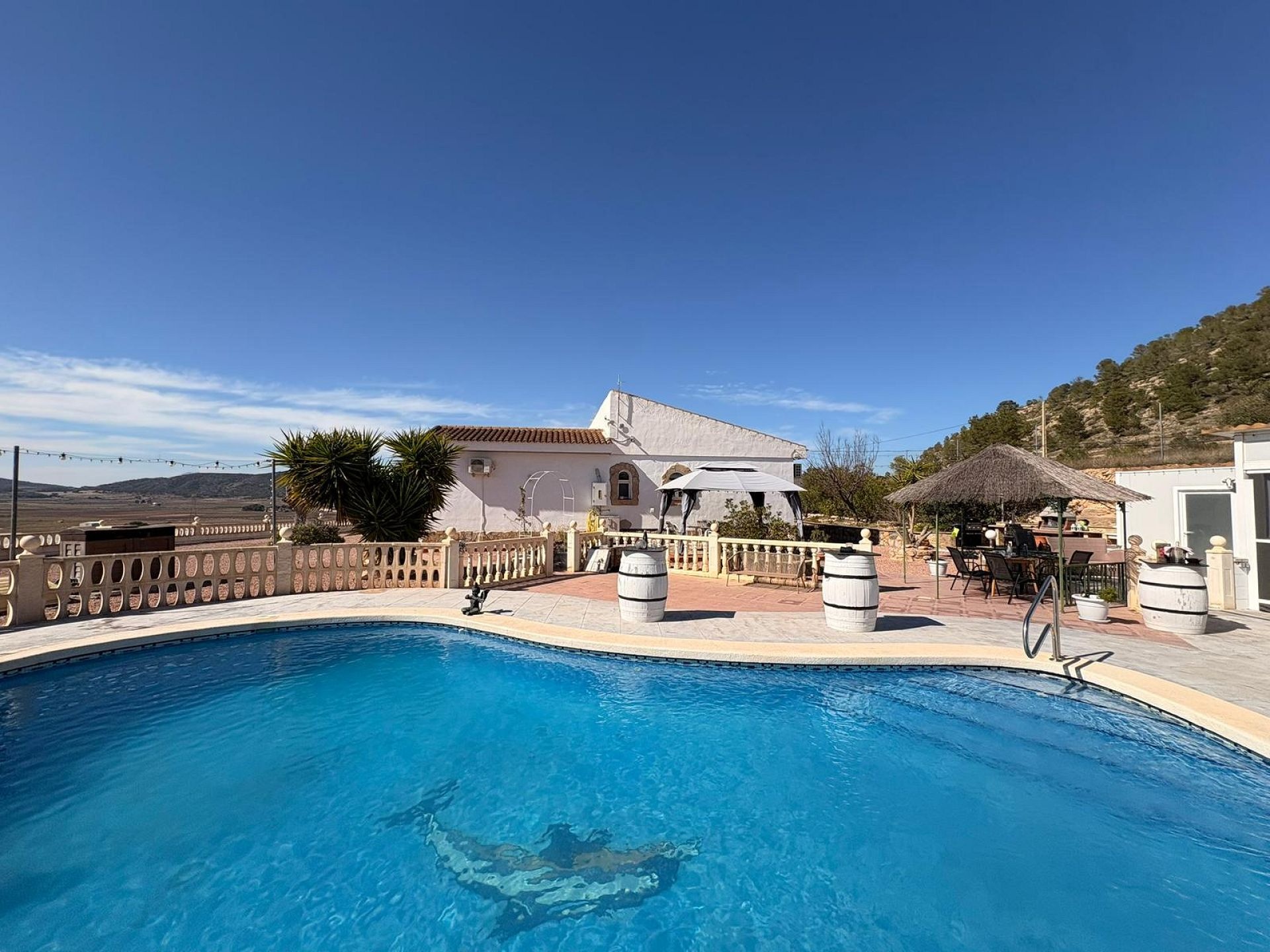 Resale - 4 Bedroom 4 Bathroom Villa in Monóvar -  - Alicante
