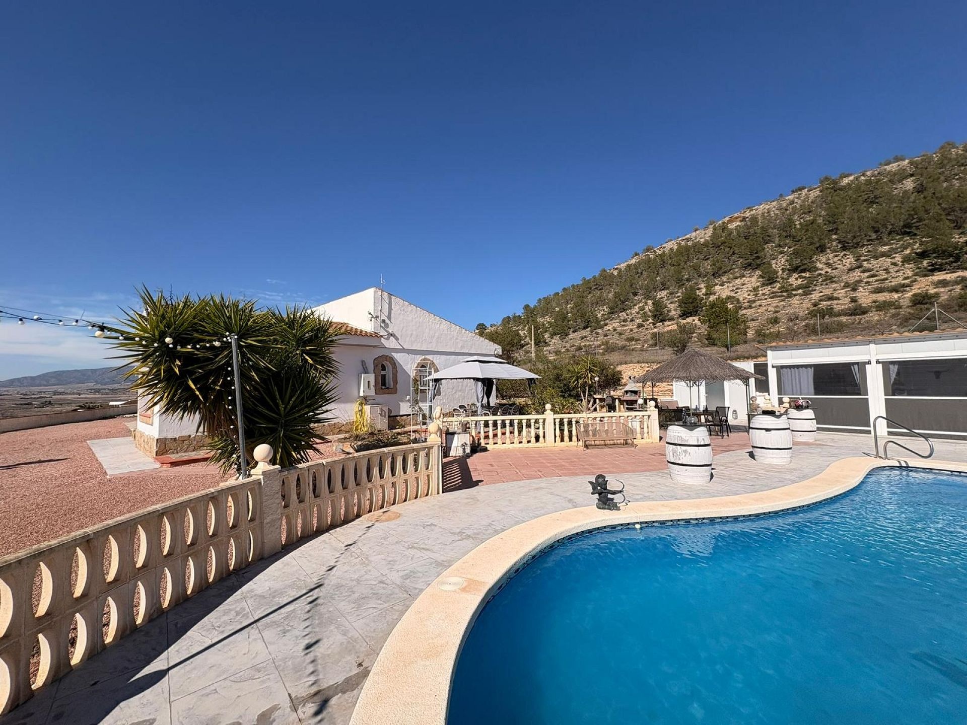 Resale - 4 Bedroom 4 Bathroom Villa in Monóvar -  - Alicante