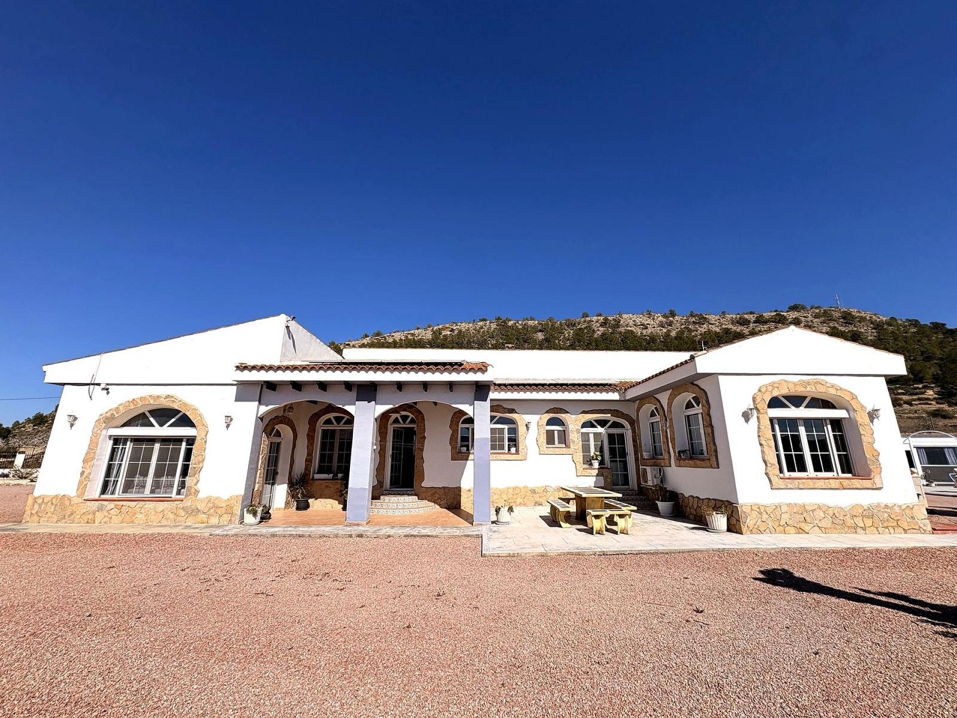 Resale - 4 Bedroom 4 Bathroom Villa in Monóvar -  - Alicante