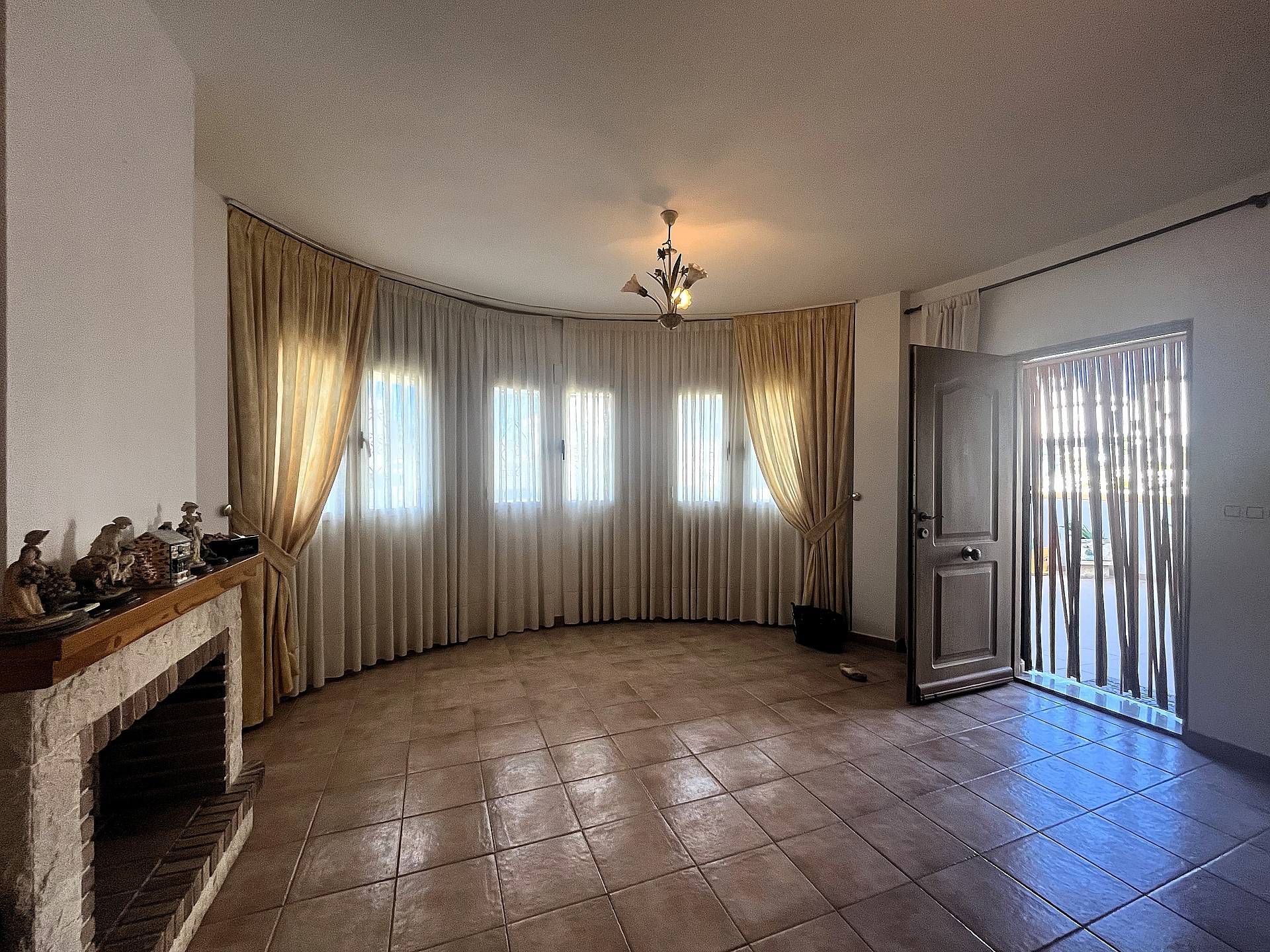 Resale - 4 Bedroom 3 Bathroom Villa in Castalla -  - Alicante