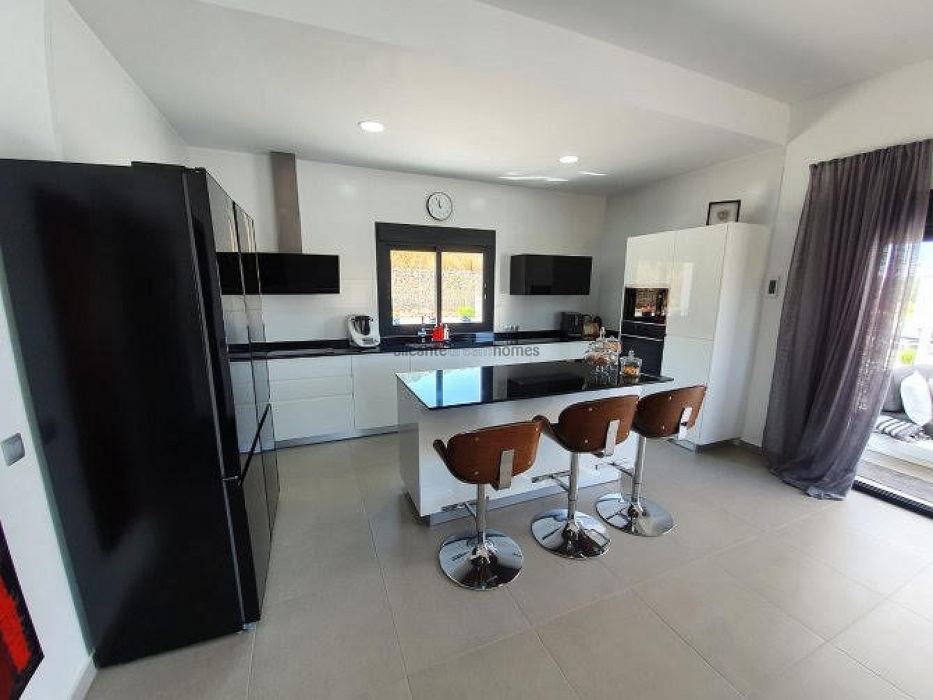 Resale - 3 Bedroom 3 Bathroom Villa in Pinoso -  - Alicante