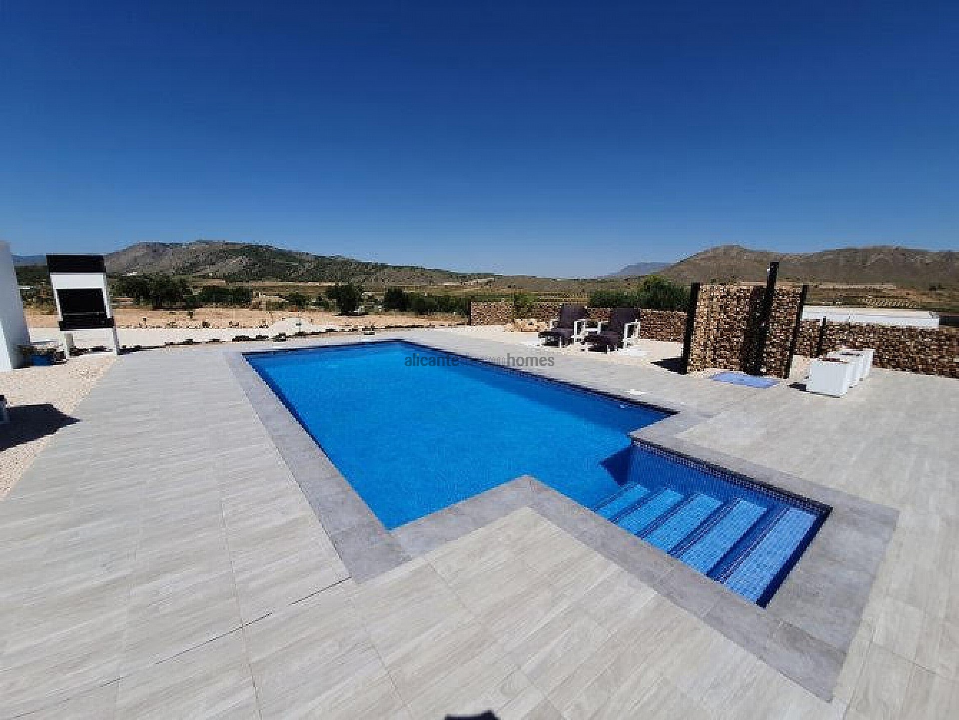 Resale - 3 Bedroom 3 Bathroom Villa in Pinoso -  - Alicante