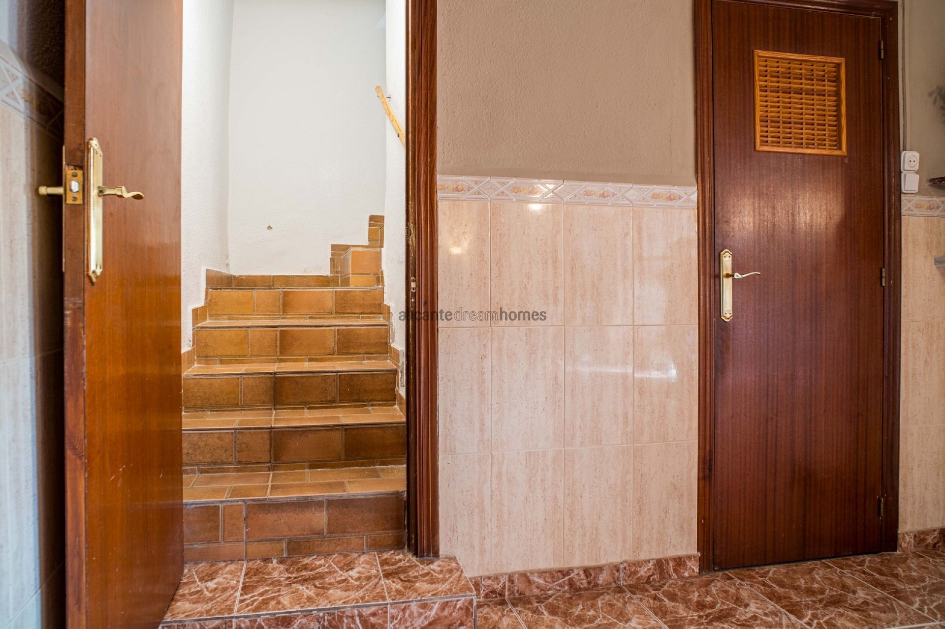 Resale - 5 Bedroom 4 Bathroom Country house in Pinoso -  - Alicante