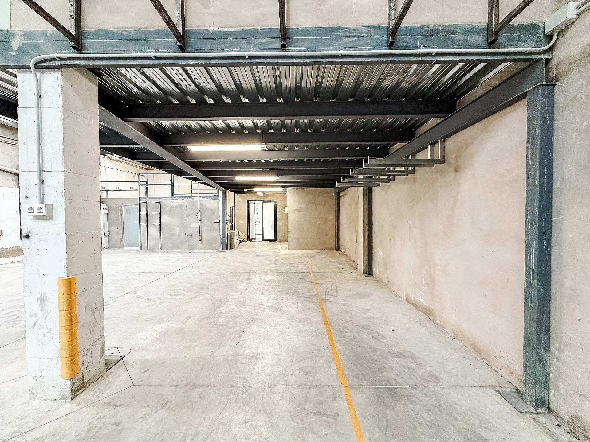 Resale - 4 Bedroom 2 Bathroom Commercial in Villena -  - Alicante