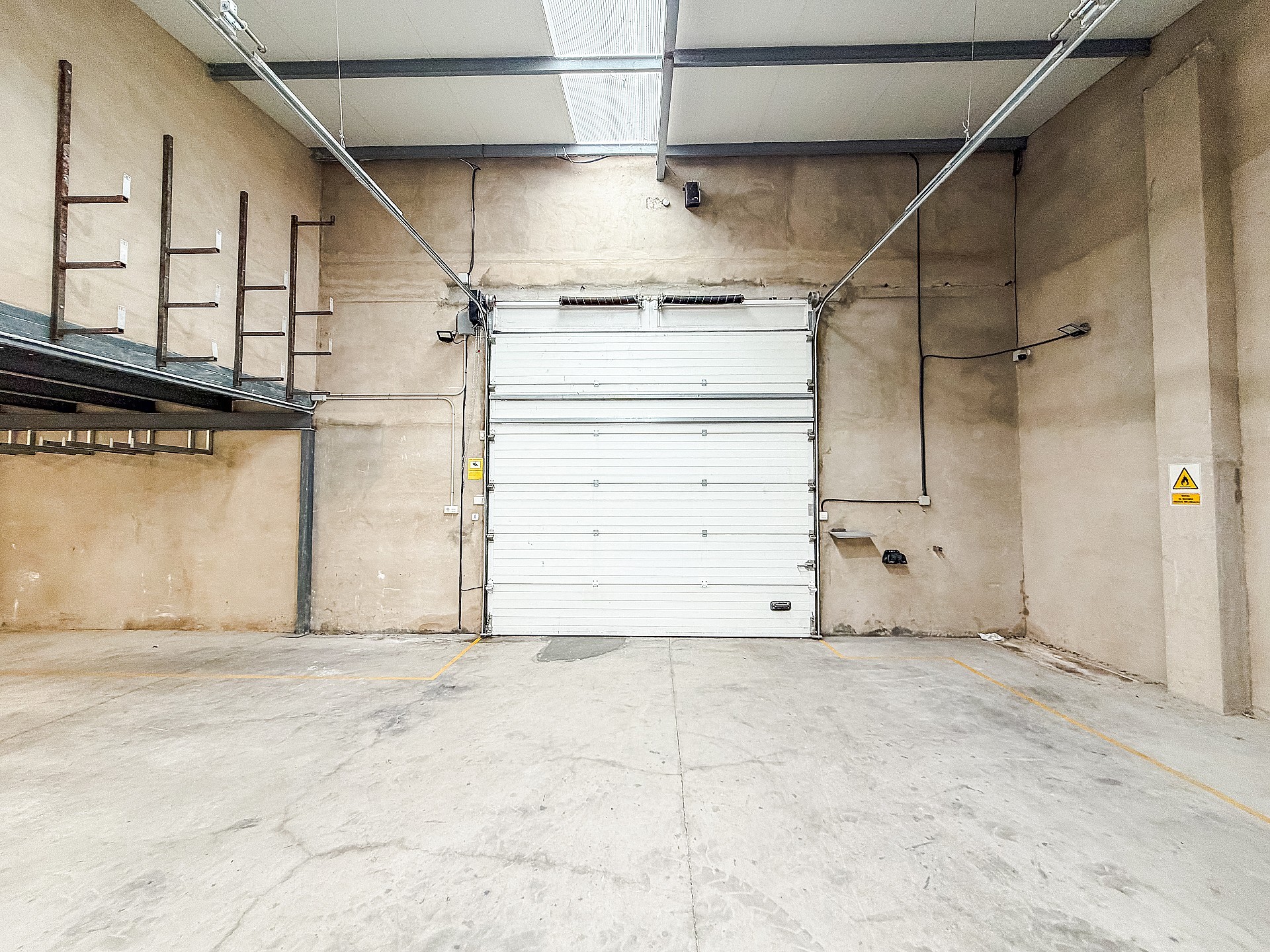 Resale - 4 Bedroom 2 Bathroom Commercial in Villena -  - Alicante