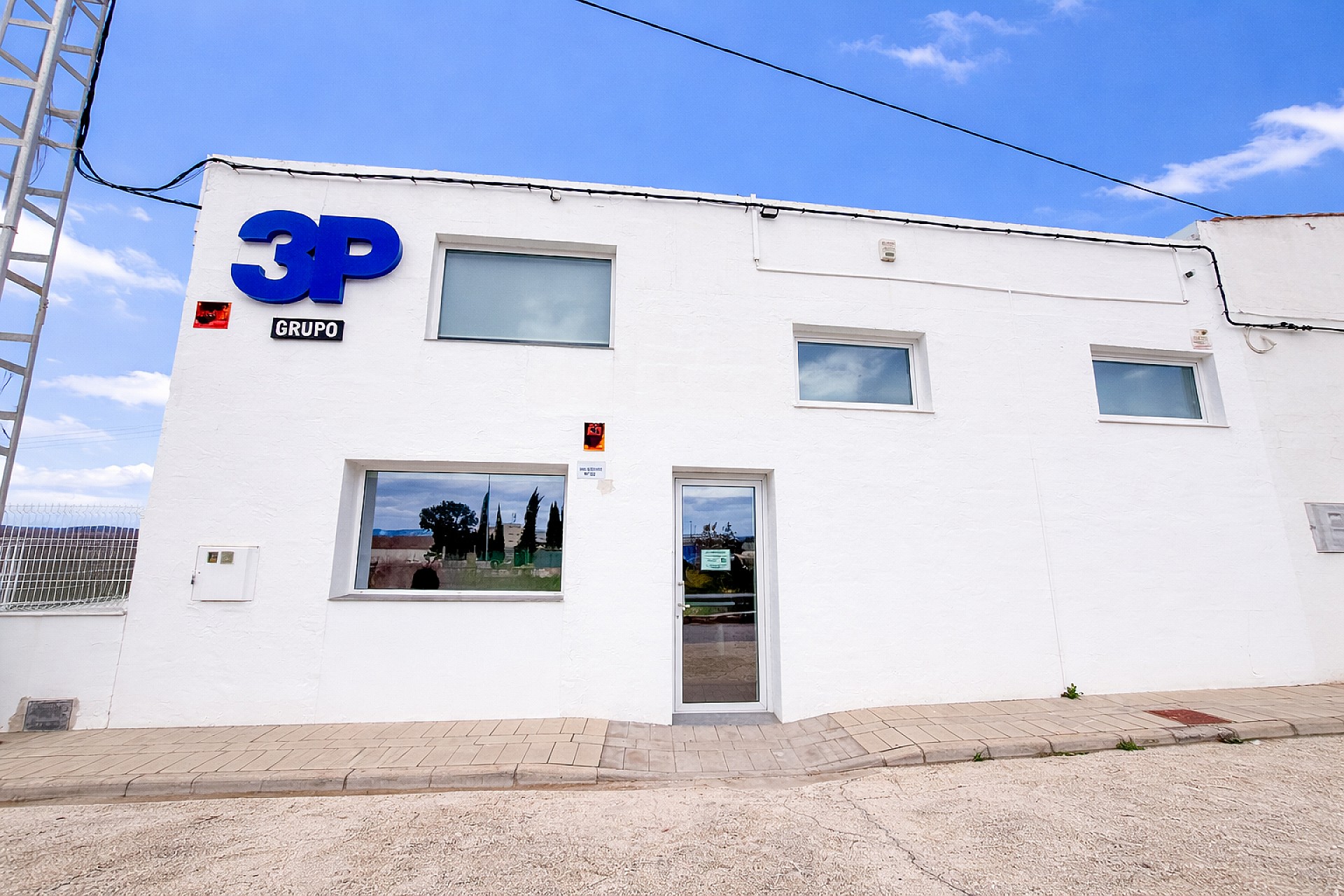 Resale - 4 Bedroom 2 Bathroom Commercial in Villena -  - Alicante