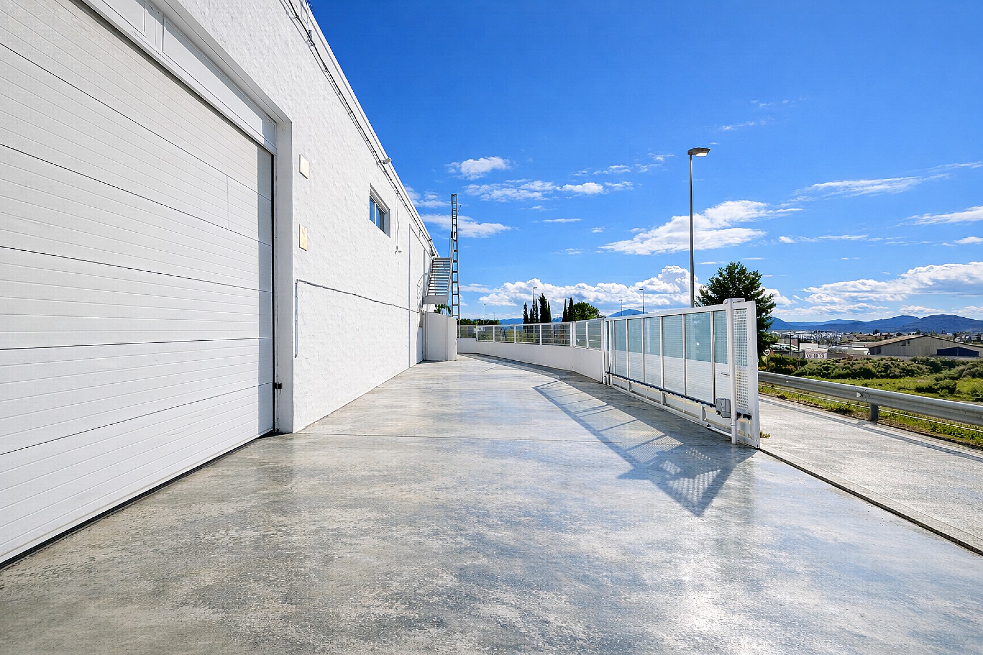 Resale - 4 Bedroom 2 Bathroom Commercial in Villena -  - Alicante