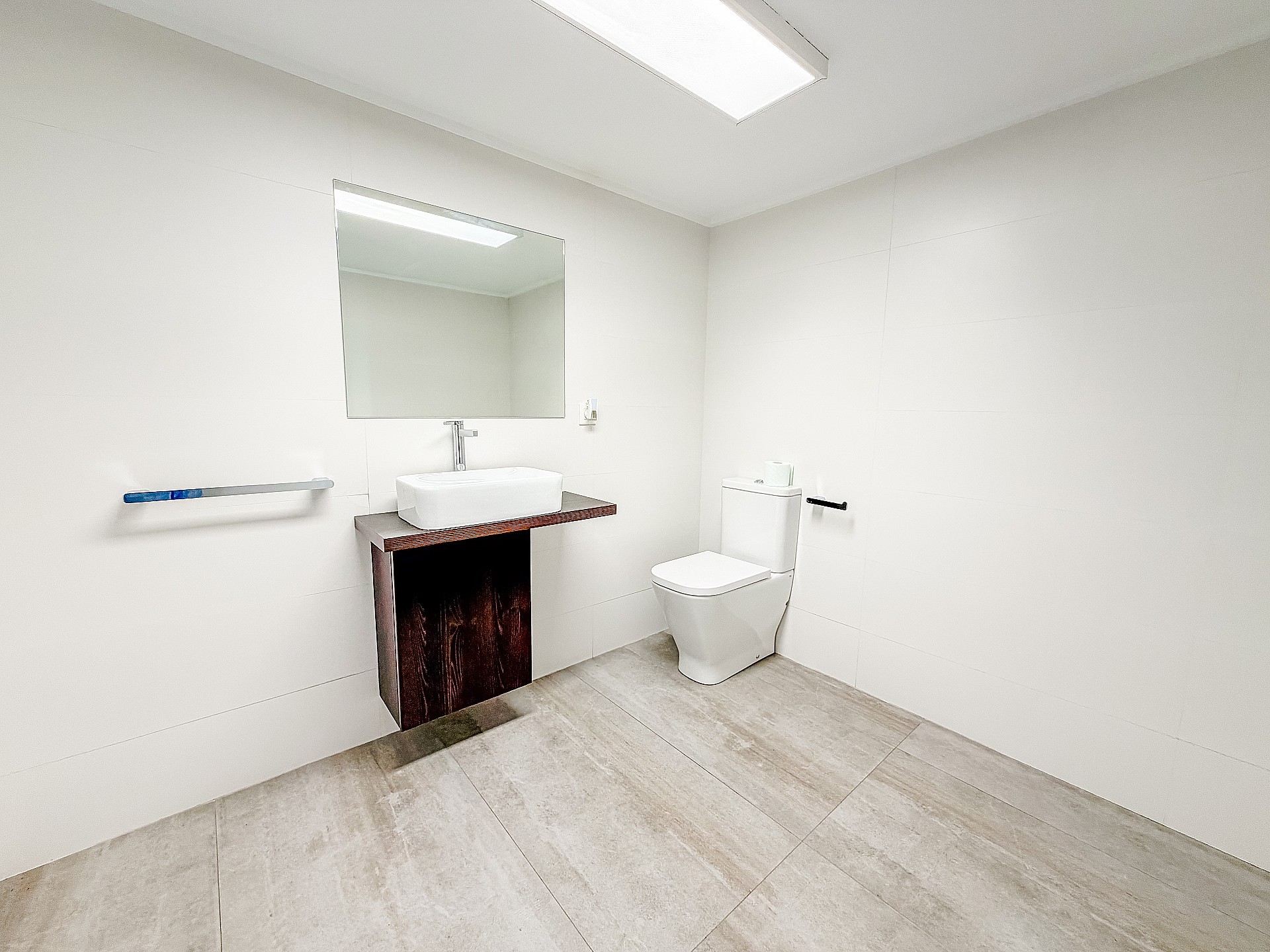 Resale - 4 Bedroom 2 Bathroom Commercial in Villena -  - Alicante