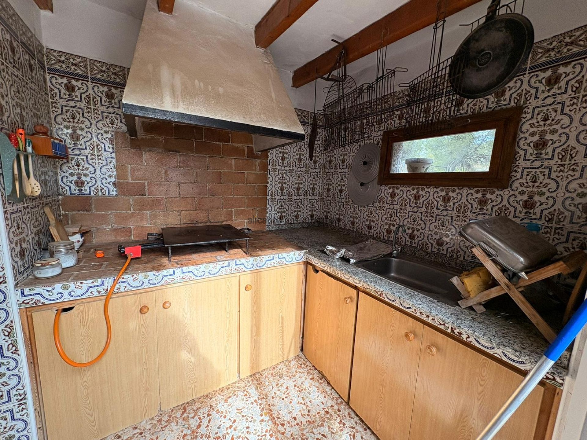Resale - 4 Bedroom 2 Bathroom Villa in Sax -  - Alicante