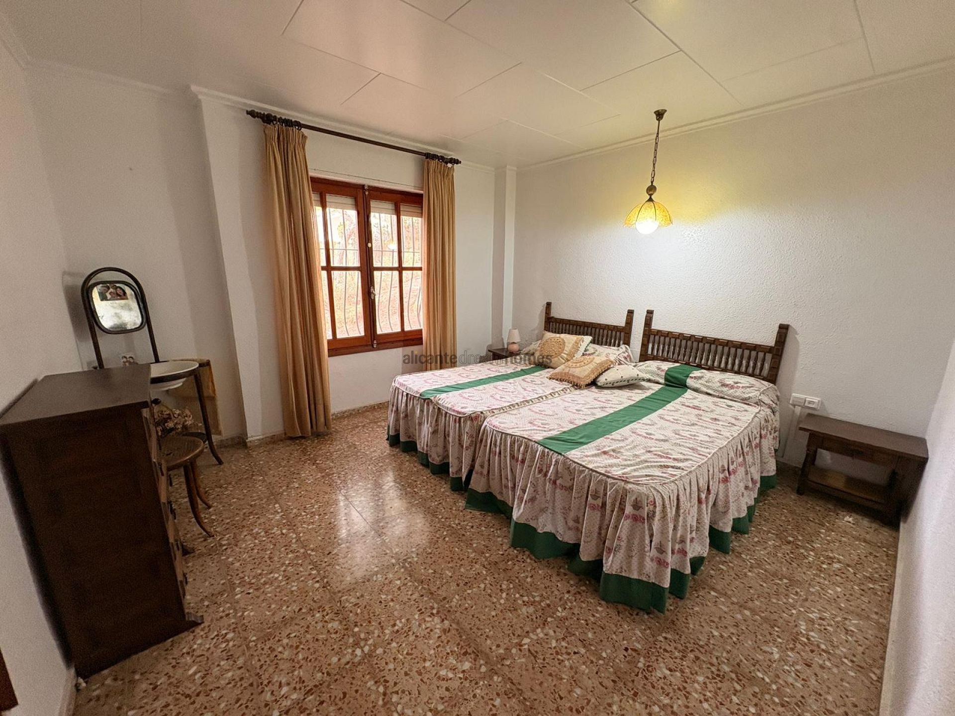 Resale - 4 Bedroom 2 Bathroom Villa in Sax -  - Alicante
