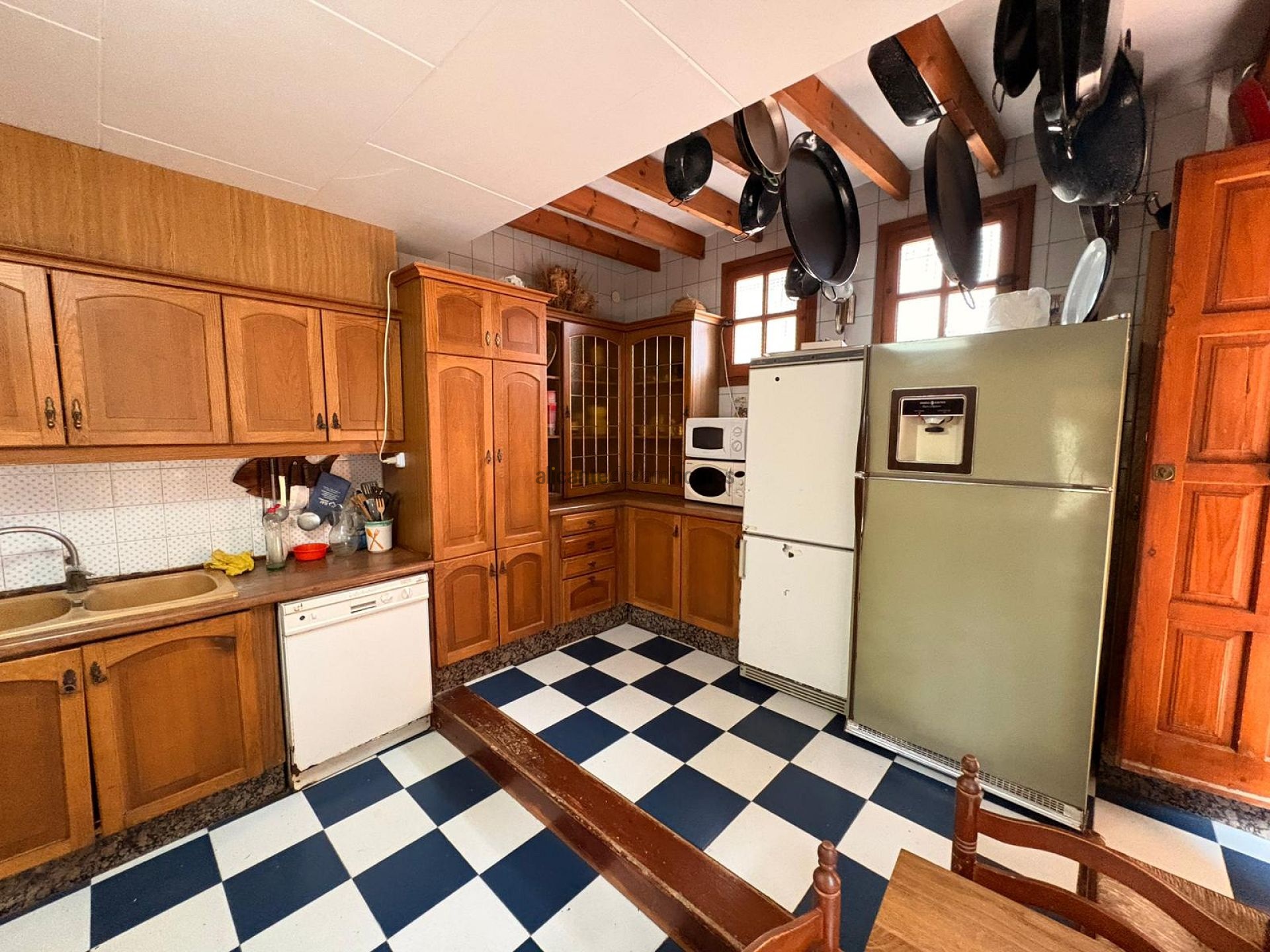 Resale - 4 Bedroom 2 Bathroom Villa in Sax -  - Alicante