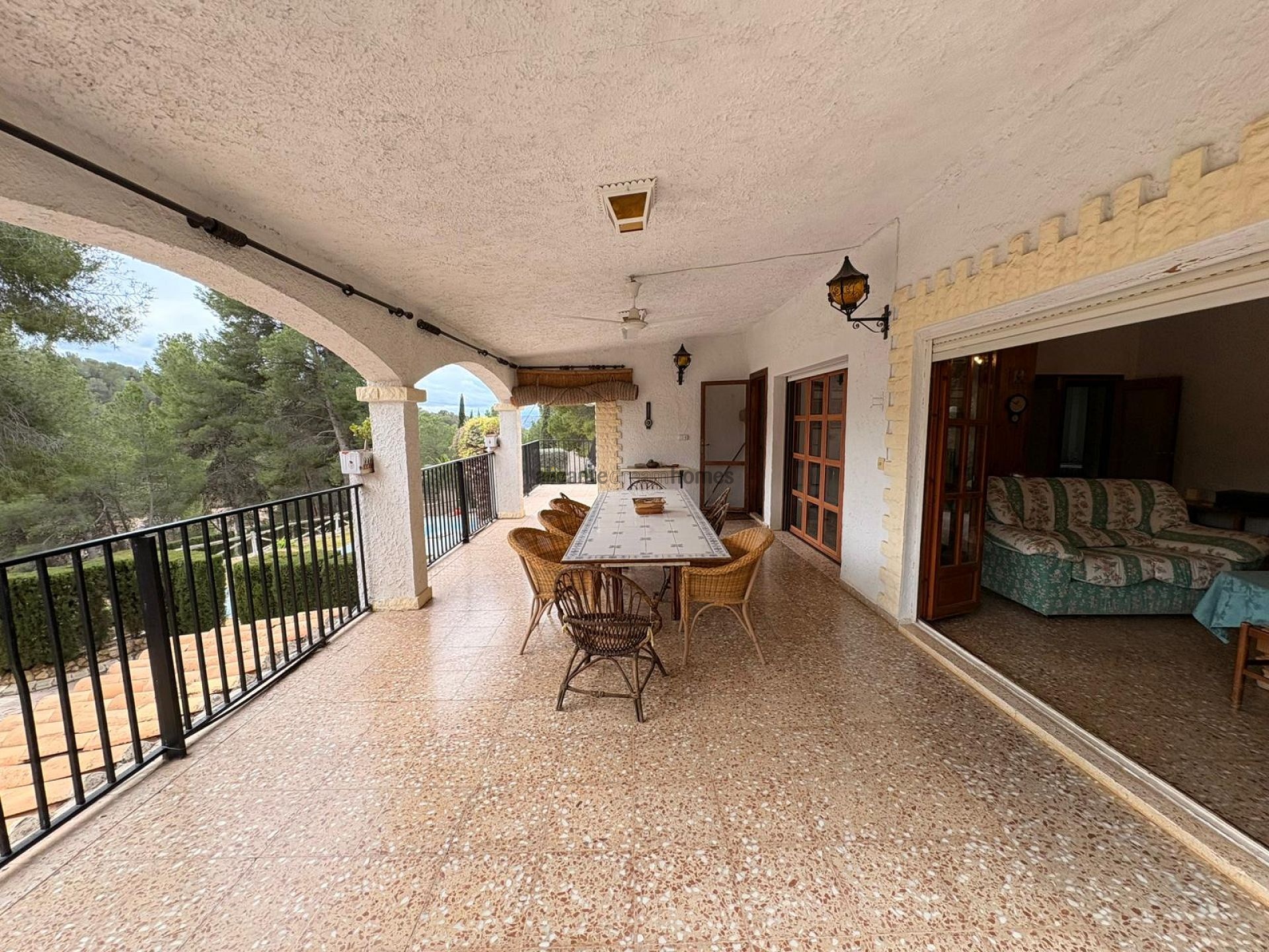 Resale - 4 Bedroom 2 Bathroom Villa in Sax -  - Alicante