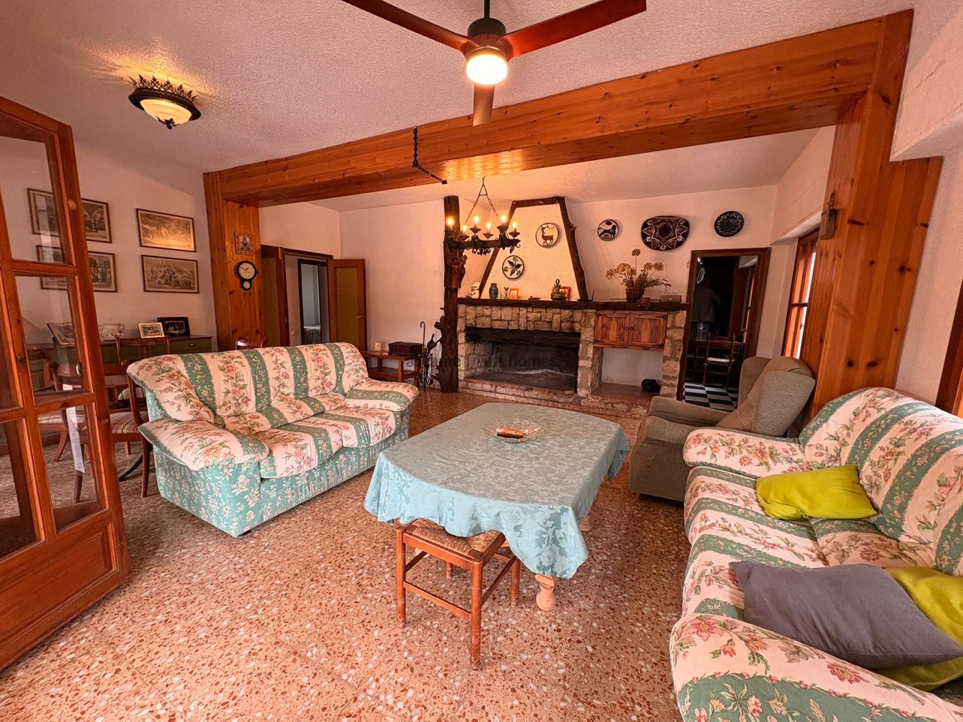 Resale - 4 Bedroom 2 Bathroom Villa in Sax -  - Alicante