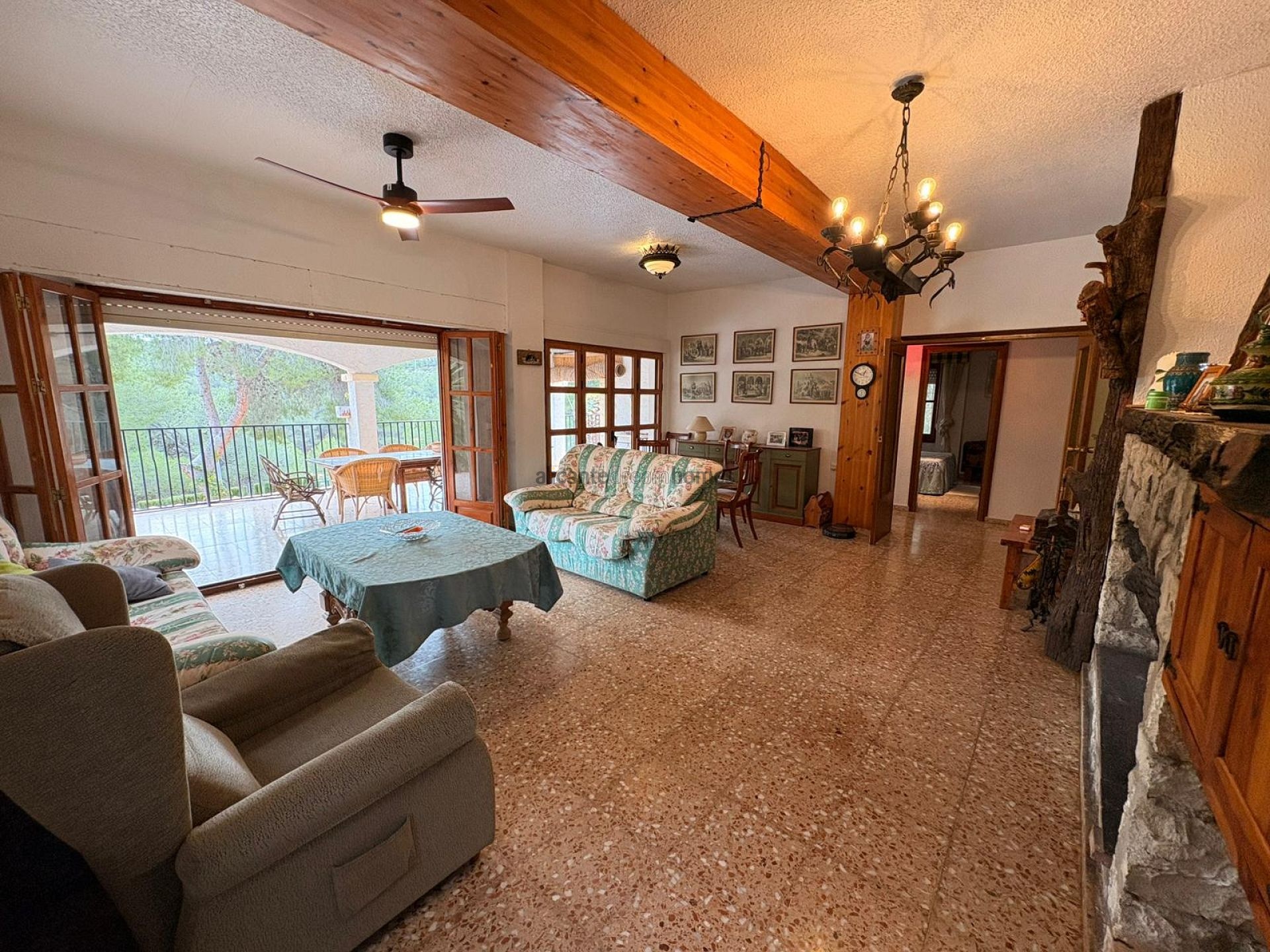 Resale - 4 Bedroom 2 Bathroom Villa in Sax -  - Alicante