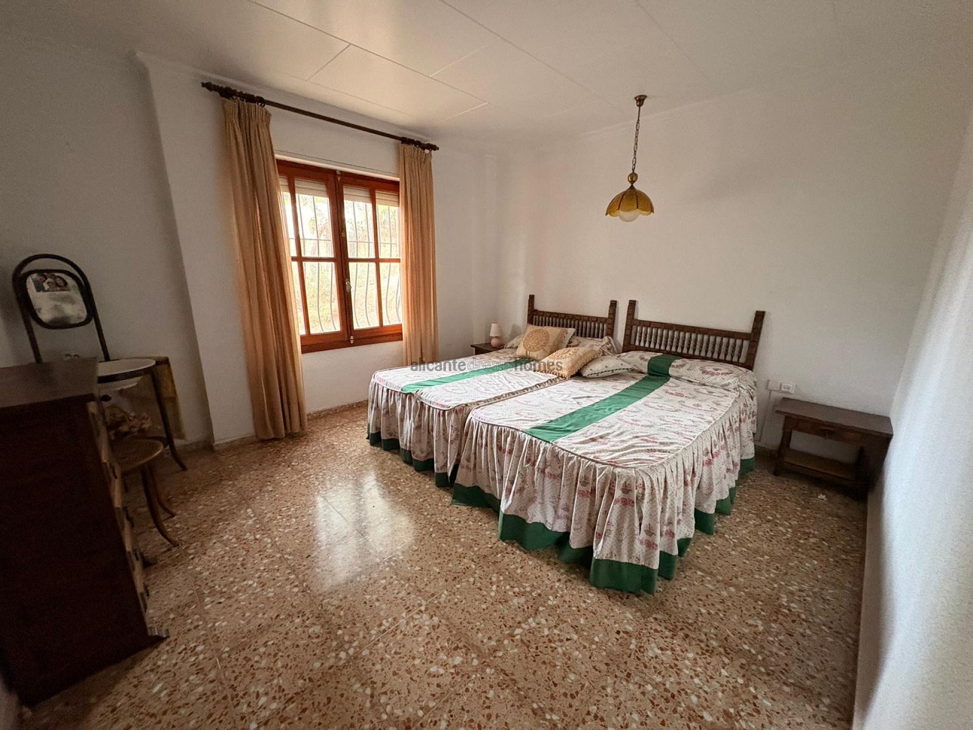 Resale - 4 Bedroom 2 Bathroom Villa in Sax -  - Alicante