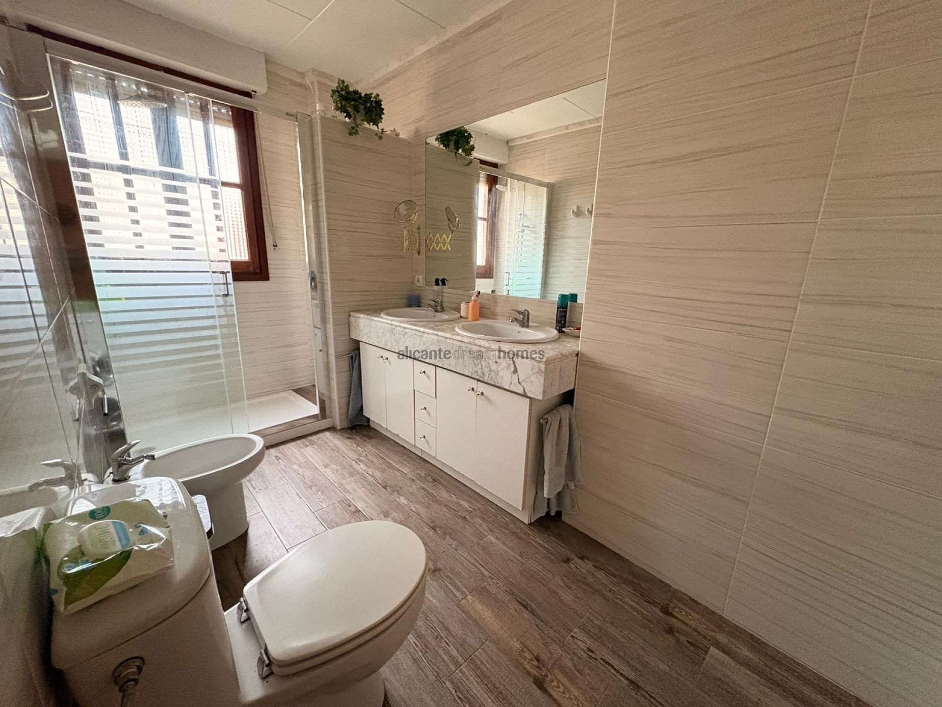 Resale - 4 Bedroom 2 Bathroom Villa in Sax -  - Alicante