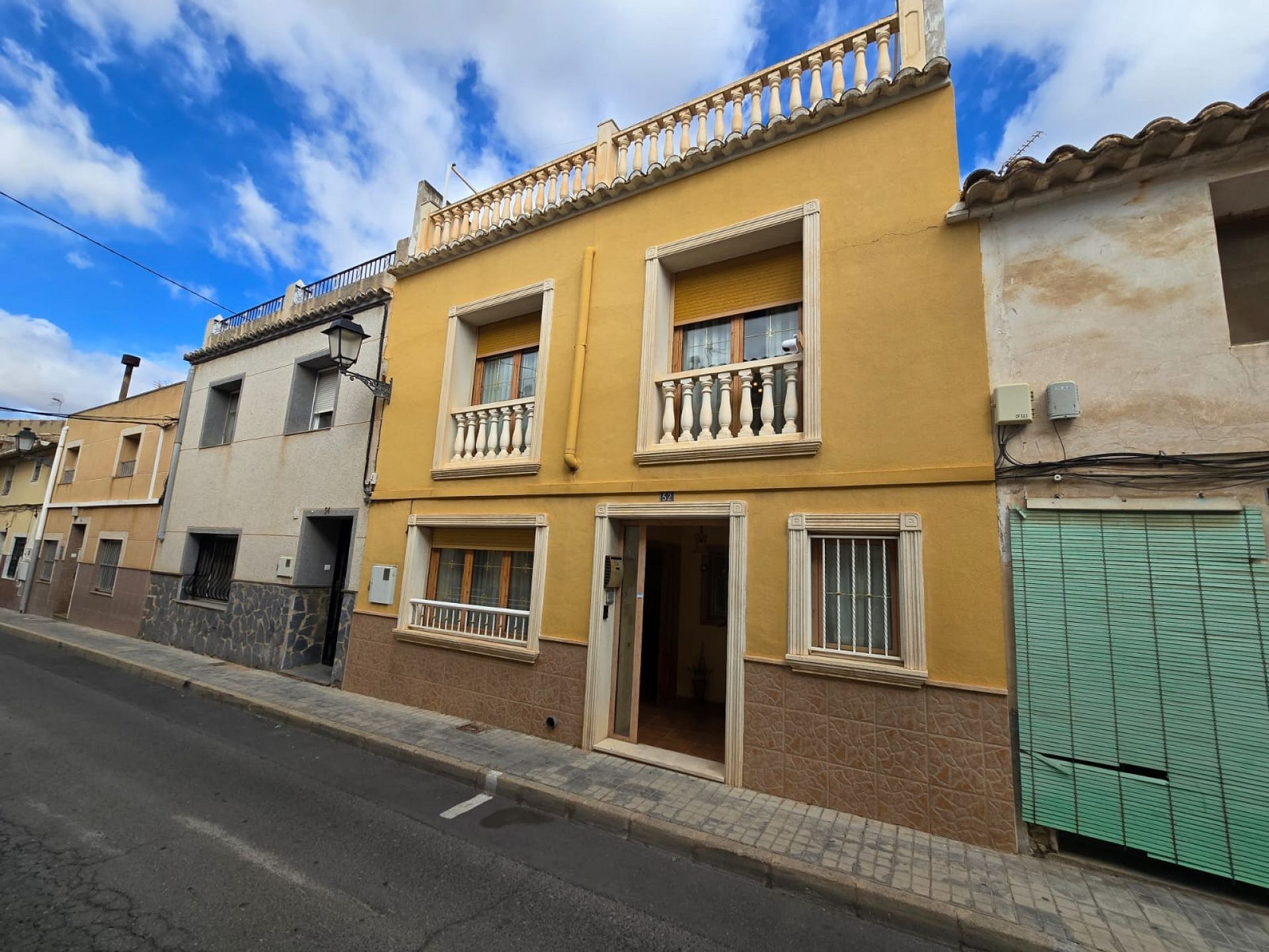 Resale - 5 Bedroom 2 Bathroom Townhouse in Sax -  - Alicante