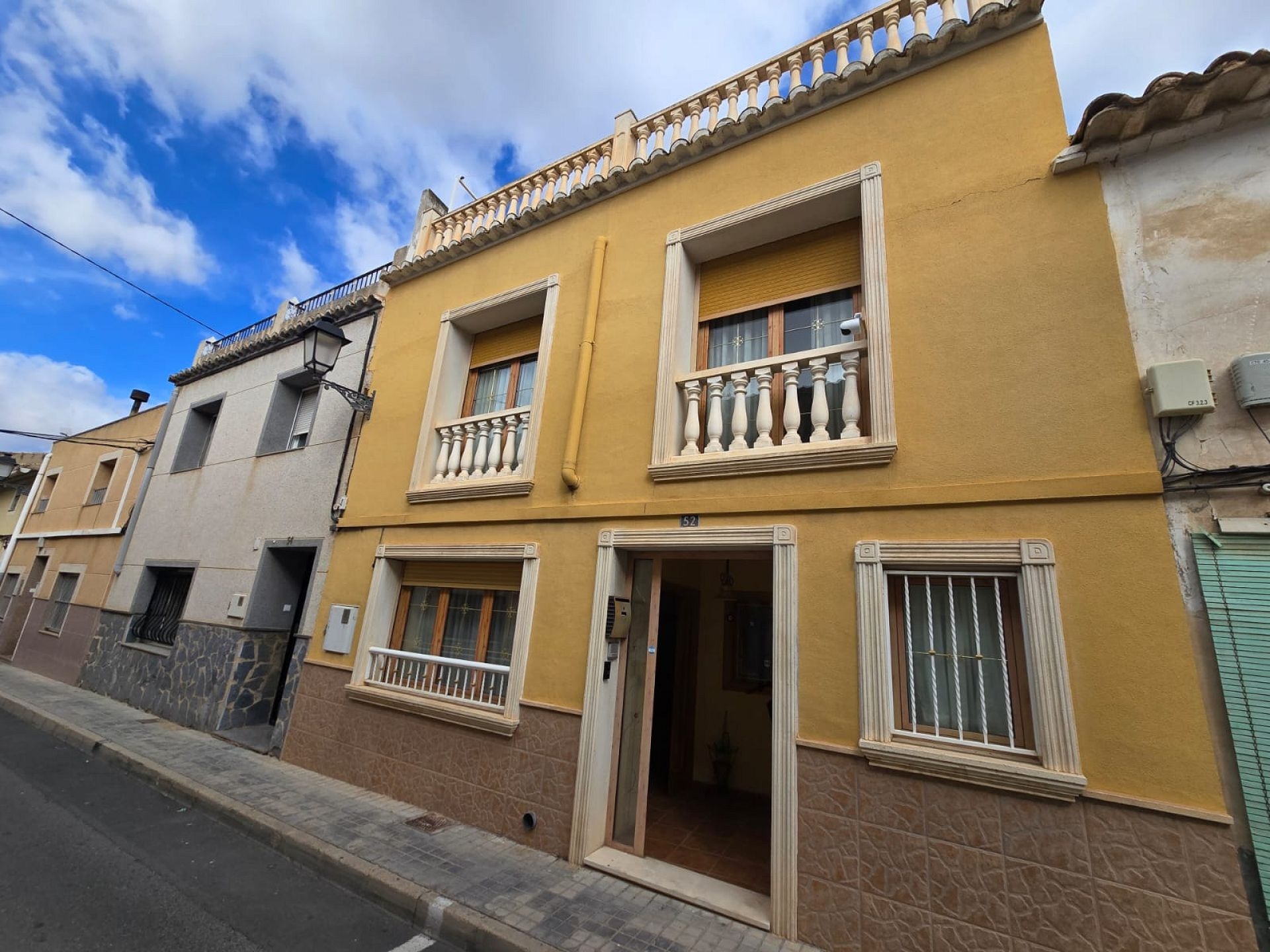 Resale - 5 Bedroom 2 Bathroom Townhouse in Sax -  - Alicante