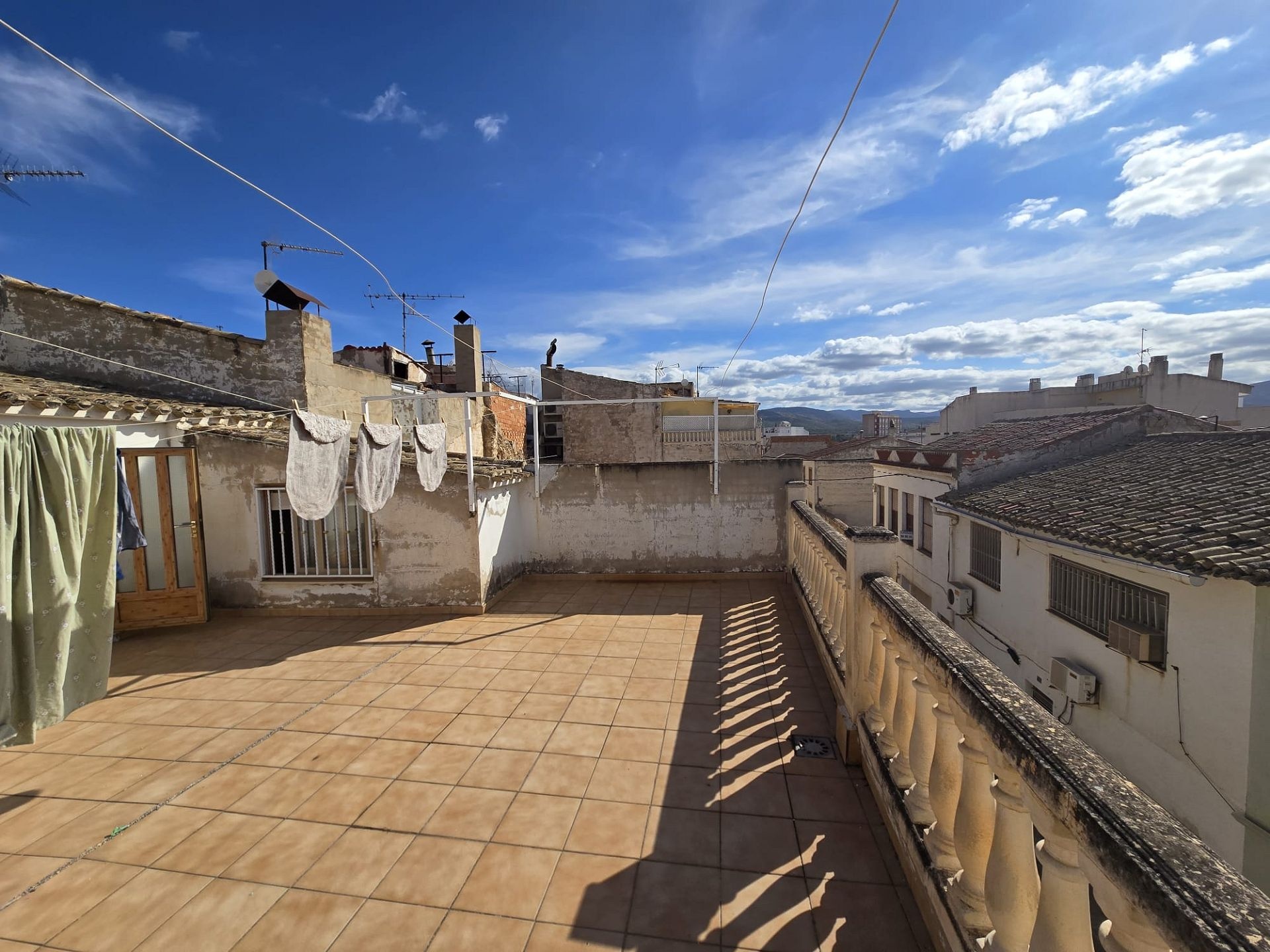 Resale - 5 Bedroom 2 Bathroom Townhouse in Sax -  - Alicante