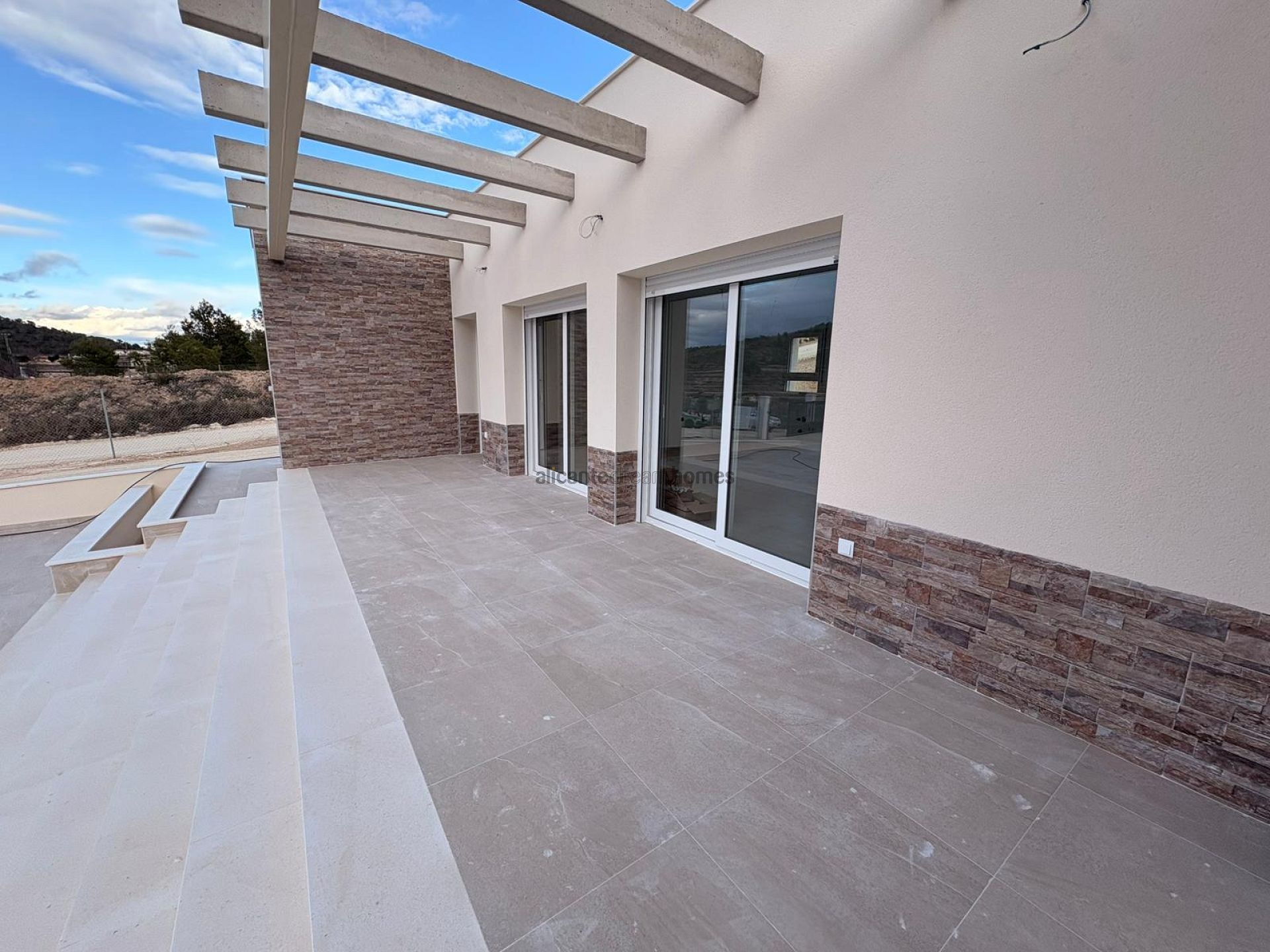 Resale - 3 Bedroom 2 Bathroom Villa in Pinoso -  - Alicante