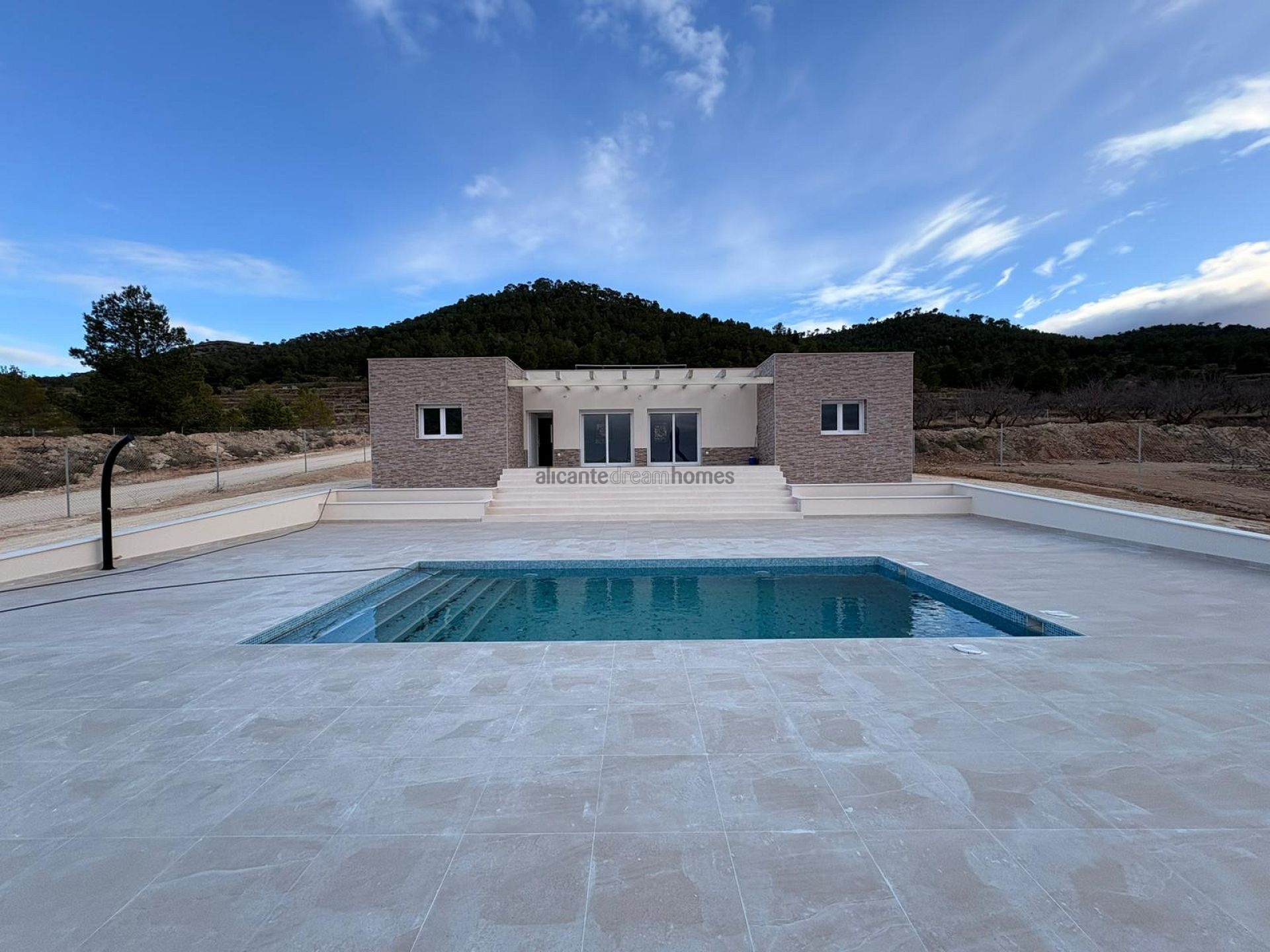 Resale - 3 Bedroom 2 Bathroom Villa in Pinoso -  - Alicante