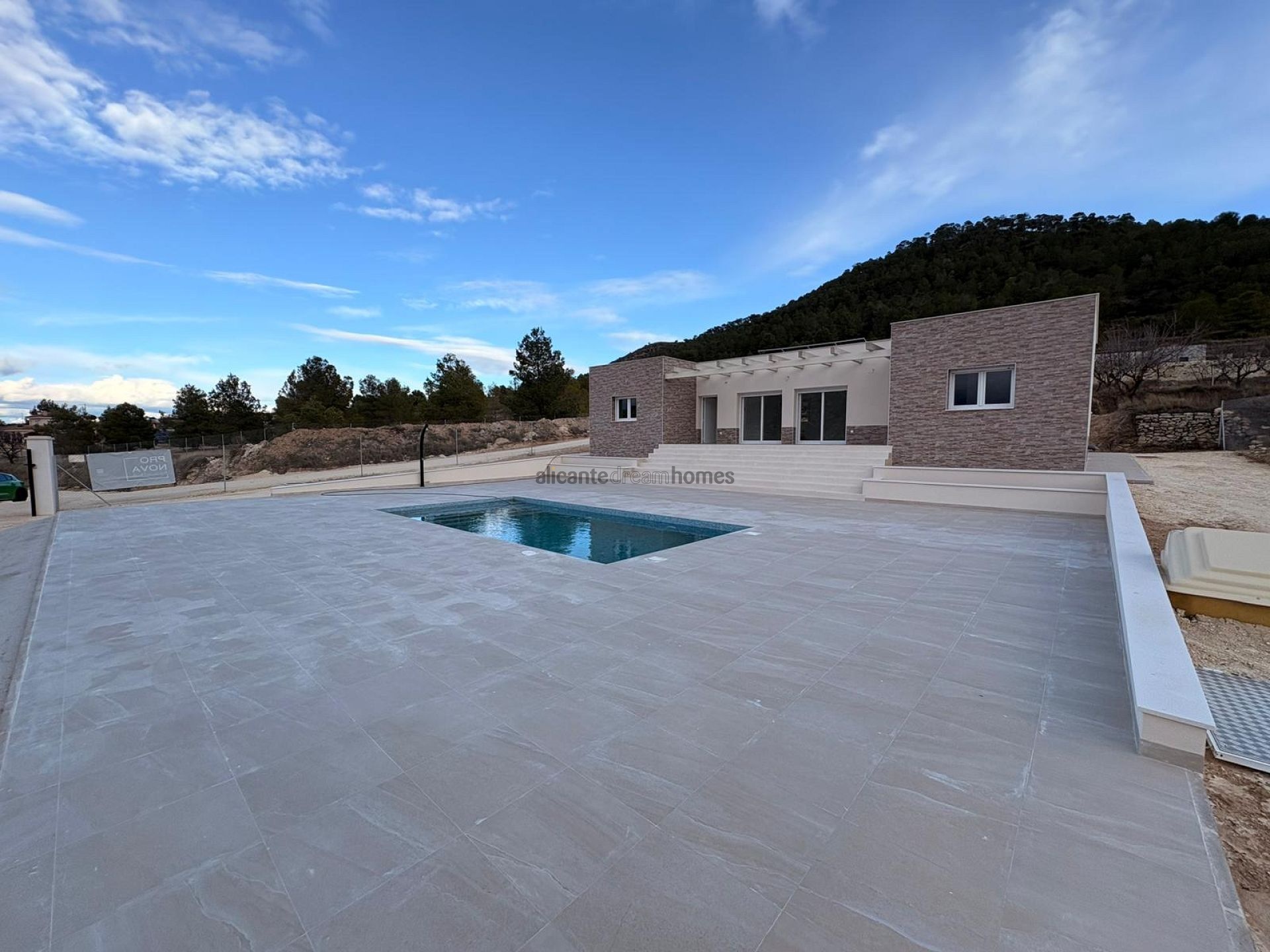 Resale - 3 Bedroom 2 Bathroom Villa in Pinoso -  - Alicante