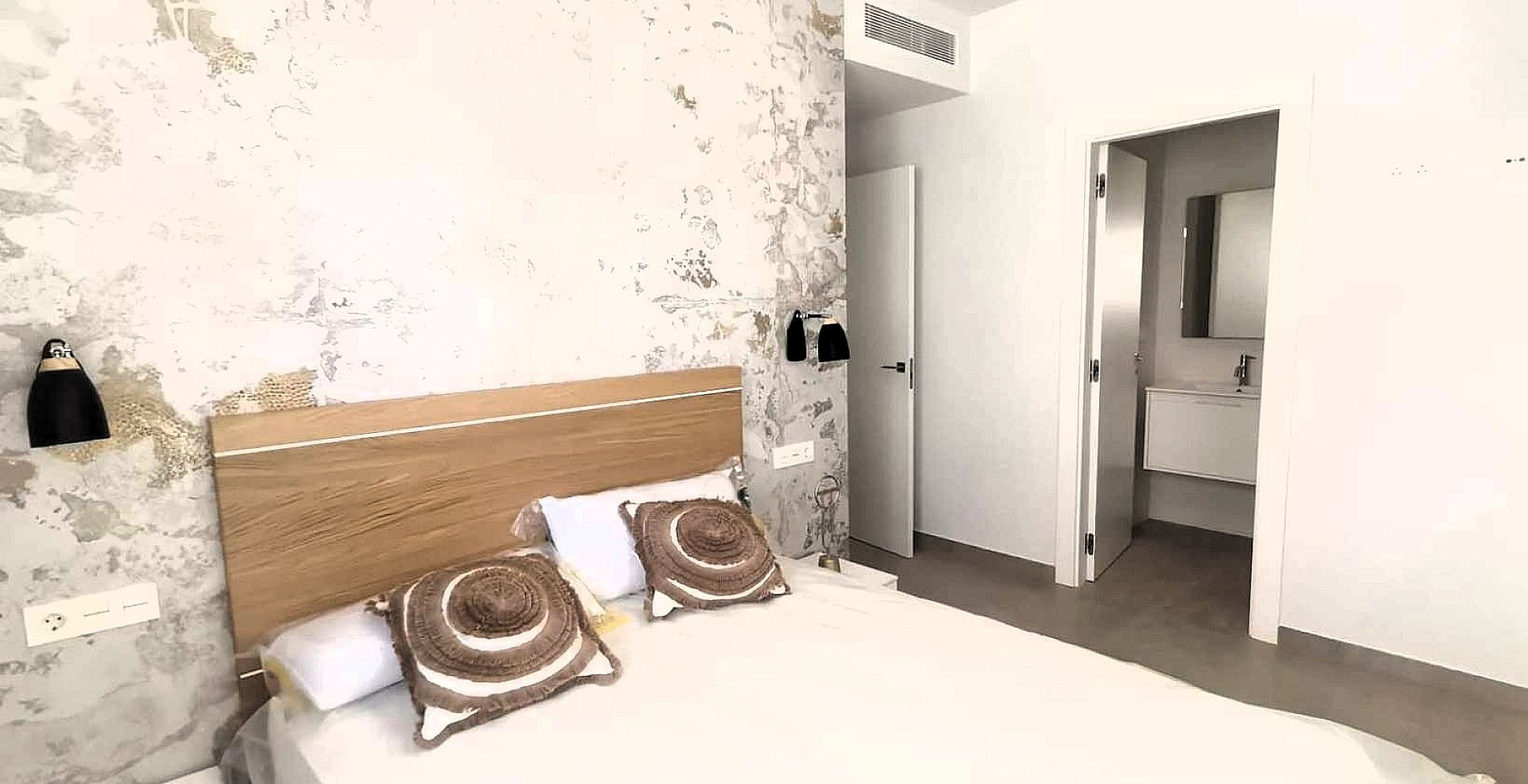 Resale - 2 Bedroom 2 Bathroom Apartment in Torrevieja -  - Alicante