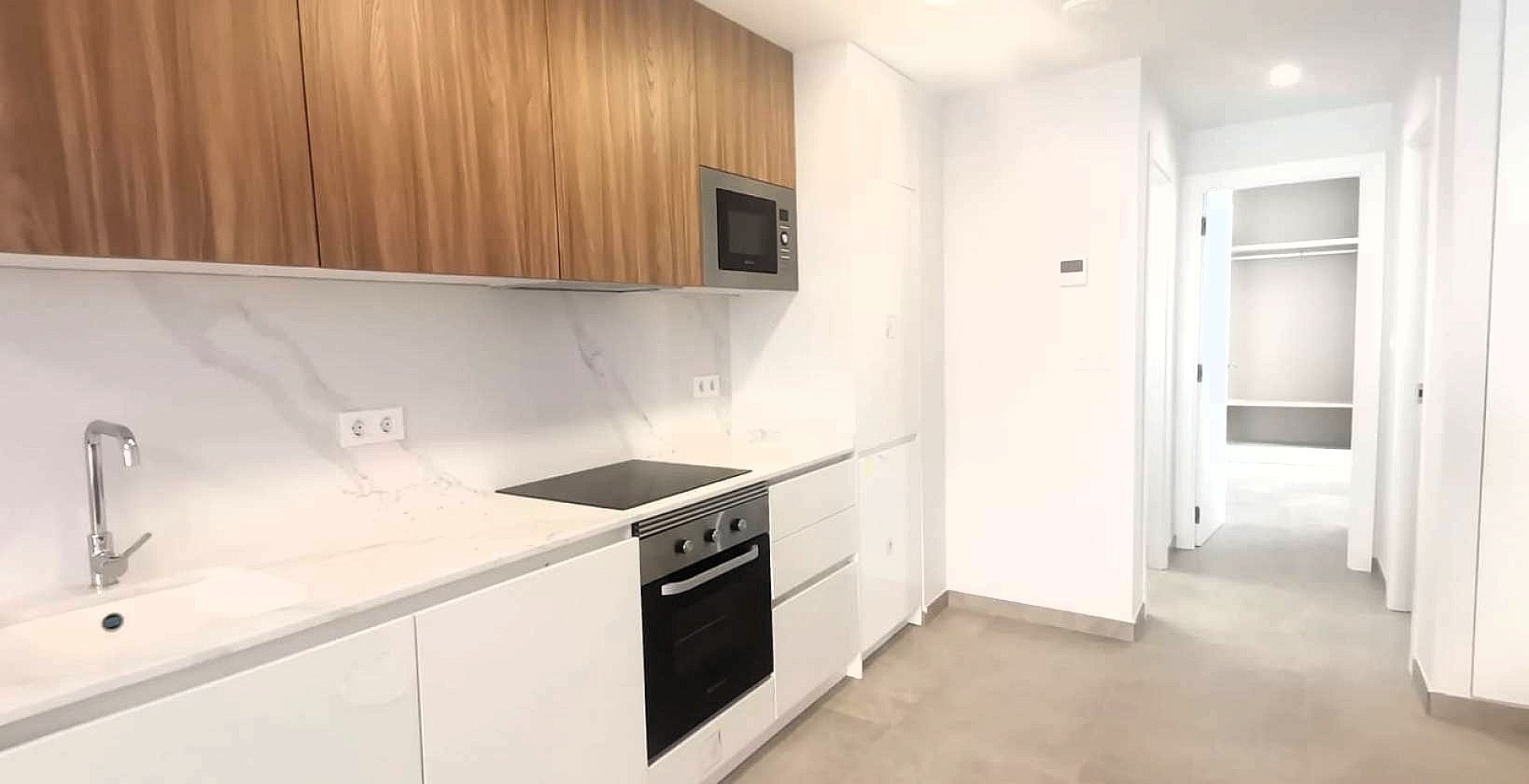 Resale - 2 Bedroom 2 Bathroom Apartment in Torrevieja -  - Alicante