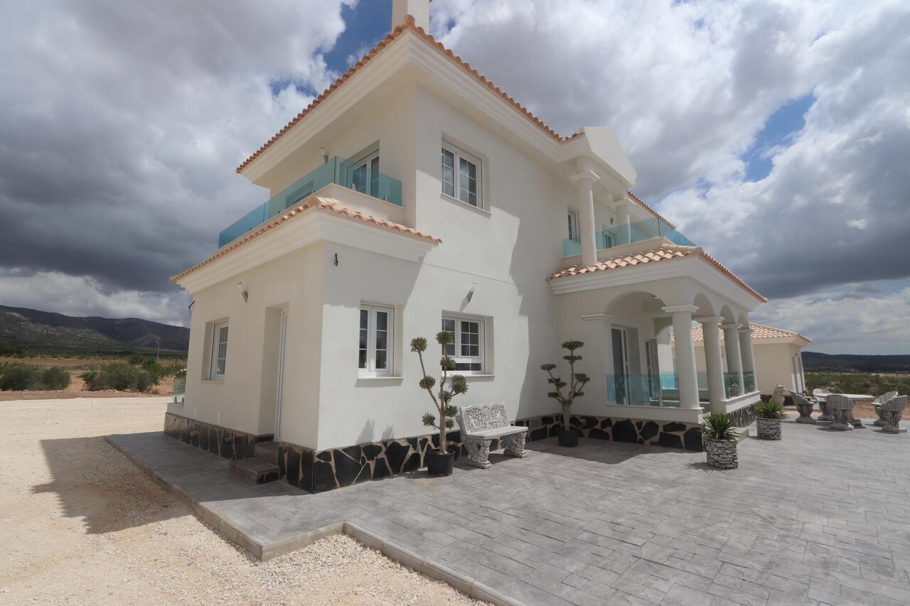 Resale - 4 Bedroom 3 Bathroom Villa in Pinoso - , Pinoso, Alicante, Spain - Alicante