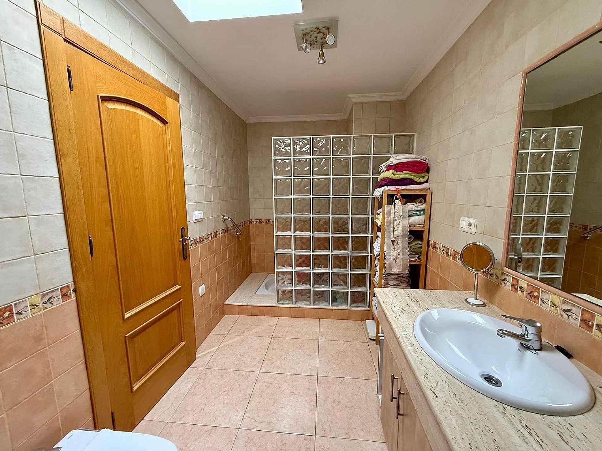 Resale - 5 Bedroom 3 Bathroom Townhouse in Pinoso -  - Alicante