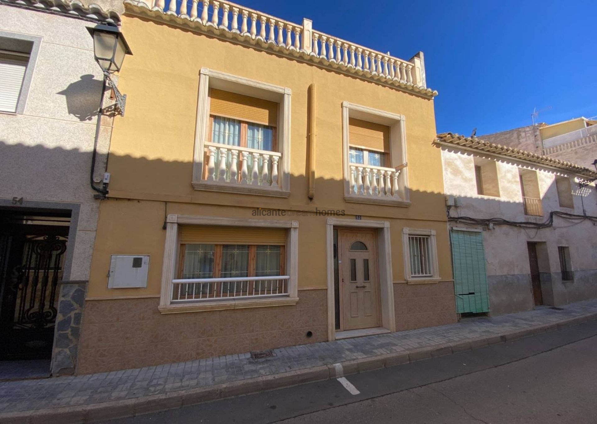 Resale - 5 Bedroom 2 Bathroom Townhouse in Sax -  - Alicante
