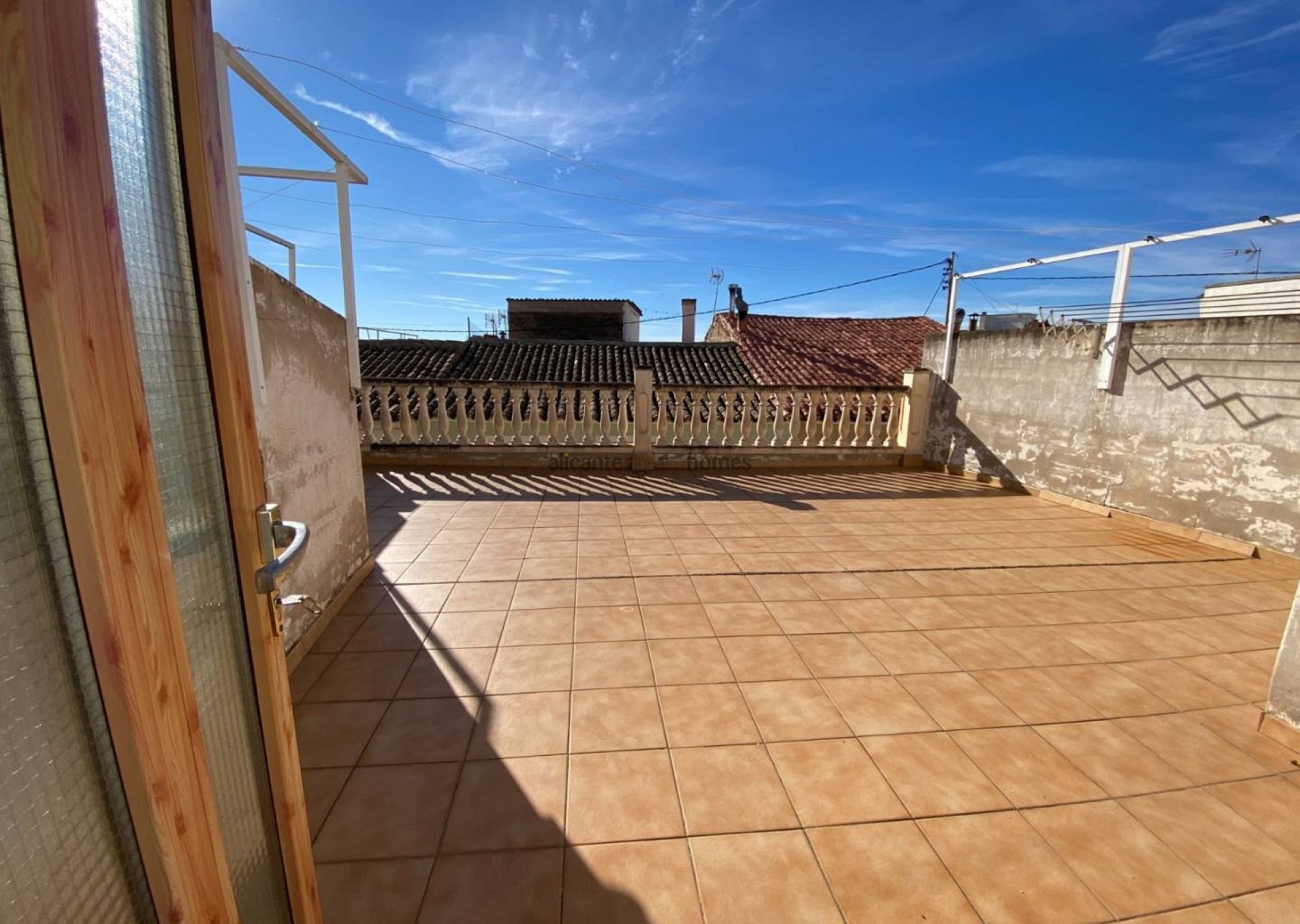 Resale - 5 Bedroom 2 Bathroom Townhouse in Sax -  - Alicante