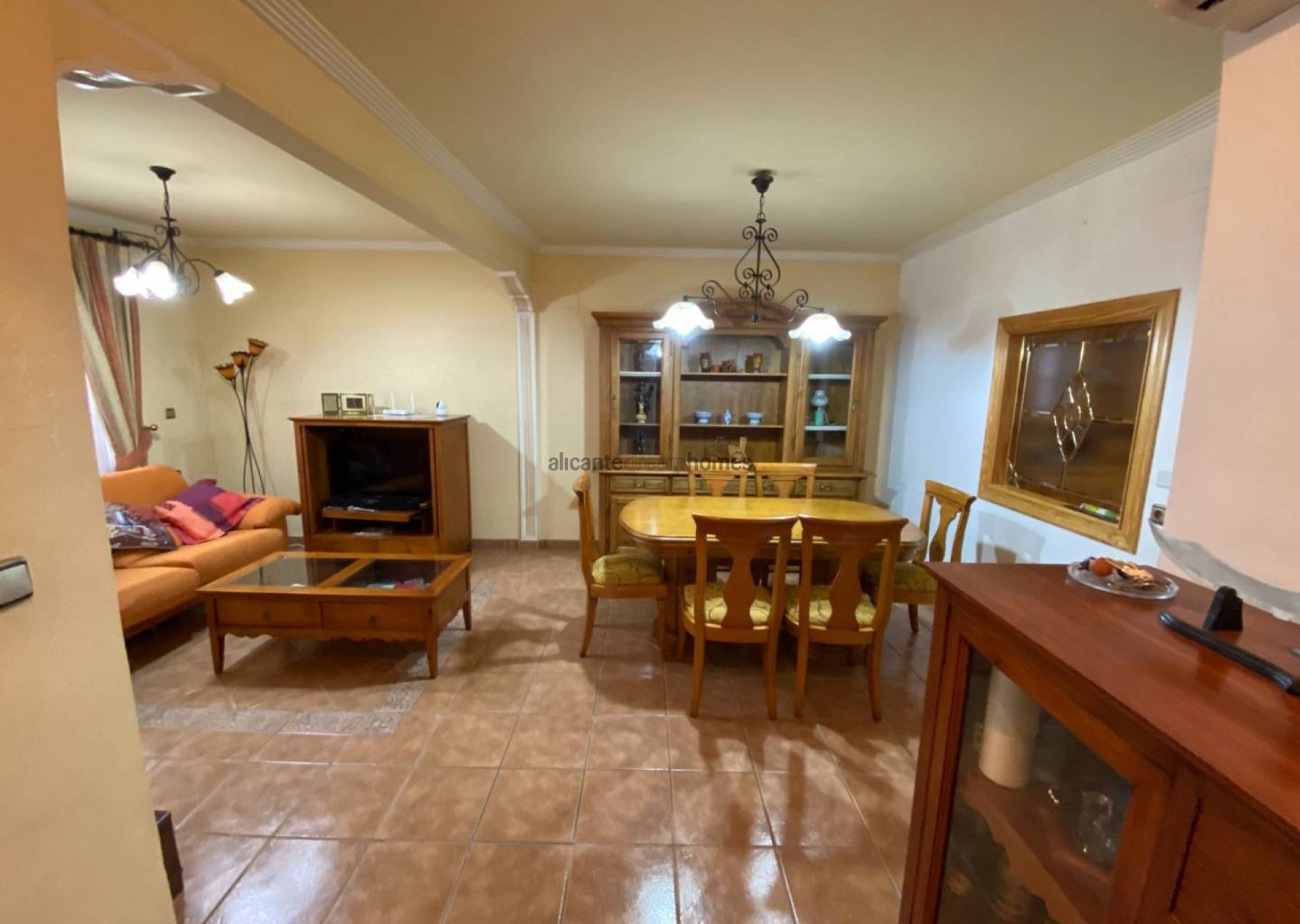Resale - 5 Bedroom 2 Bathroom Townhouse in Sax -  - Alicante