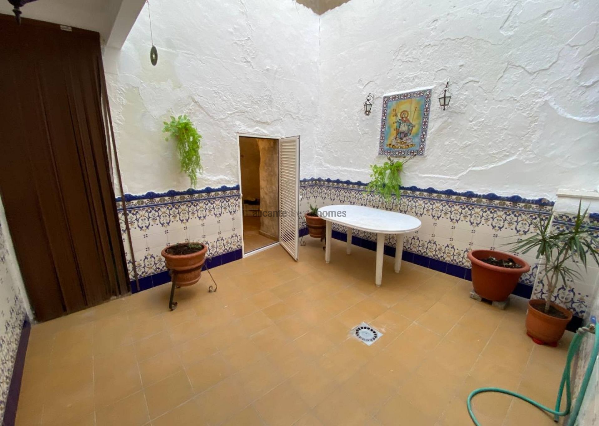 Resale - 5 Bedroom 2 Bathroom Townhouse in Sax -  - Alicante